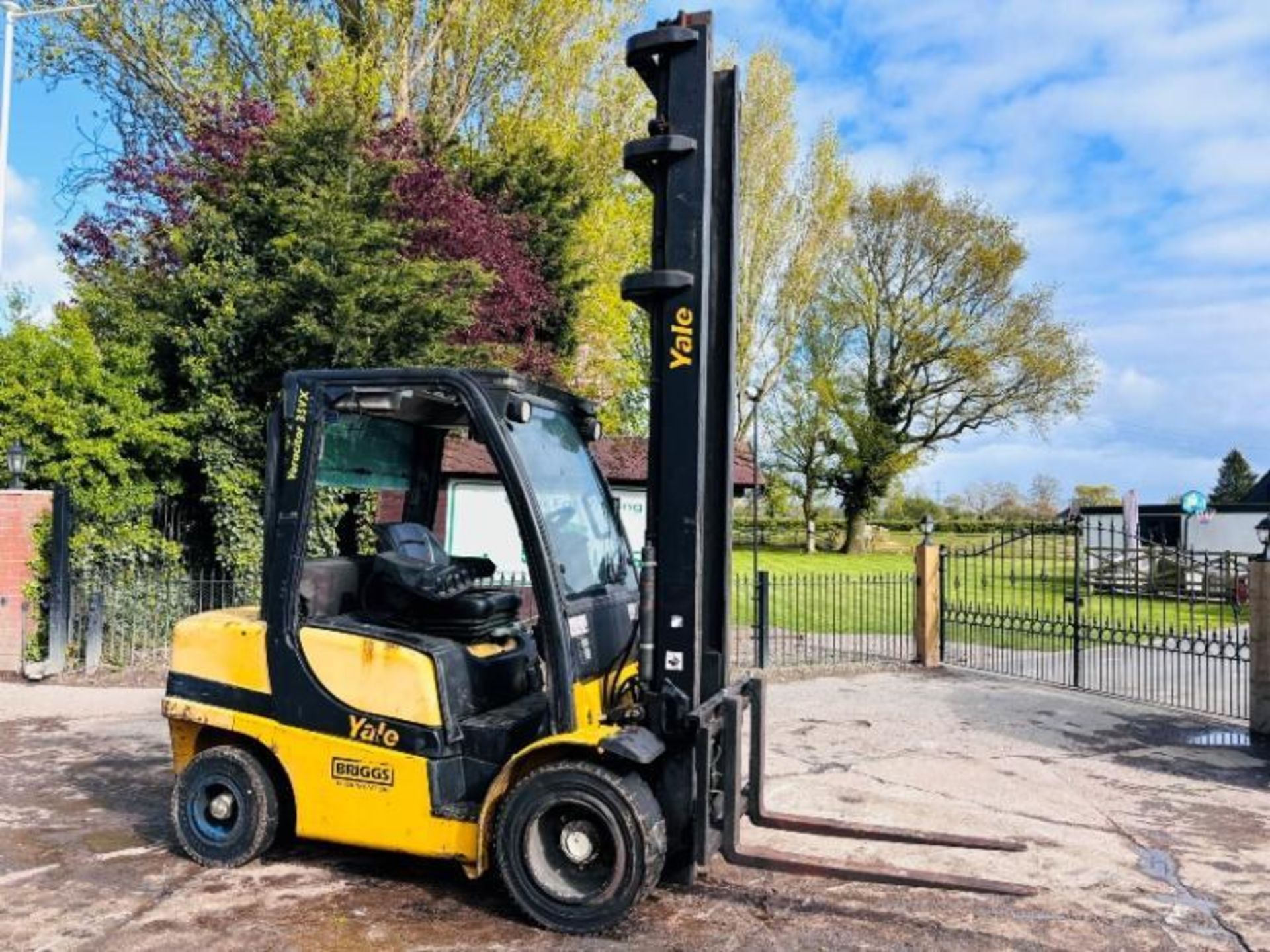 YALE GDP35 DIESEL FORKLIFT *YEAR 2011* C/W PALLET TINES & SIDE SHIFT - Image 8 of 11
