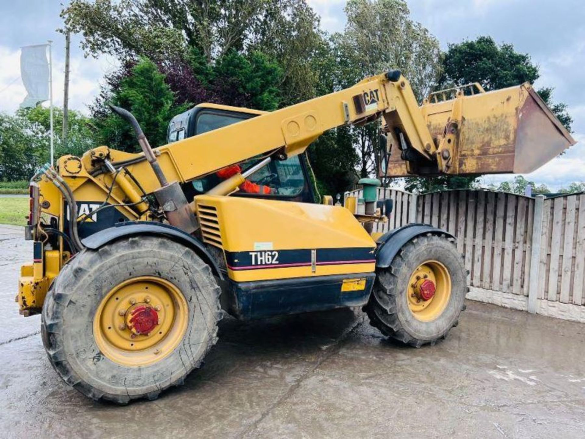 CATERPILLAR TH62 4WD TELEHANDLER *AG-SPEC* C/W PICK UP HITCH - Bild 8 aus 16