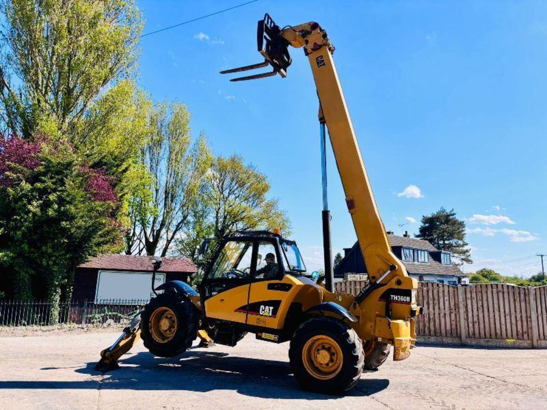 CATERPILAR TH360B 4WD TELEHANDLER *13.5 METER REACH* C/W PALLET TINES  - Image 17 of 19