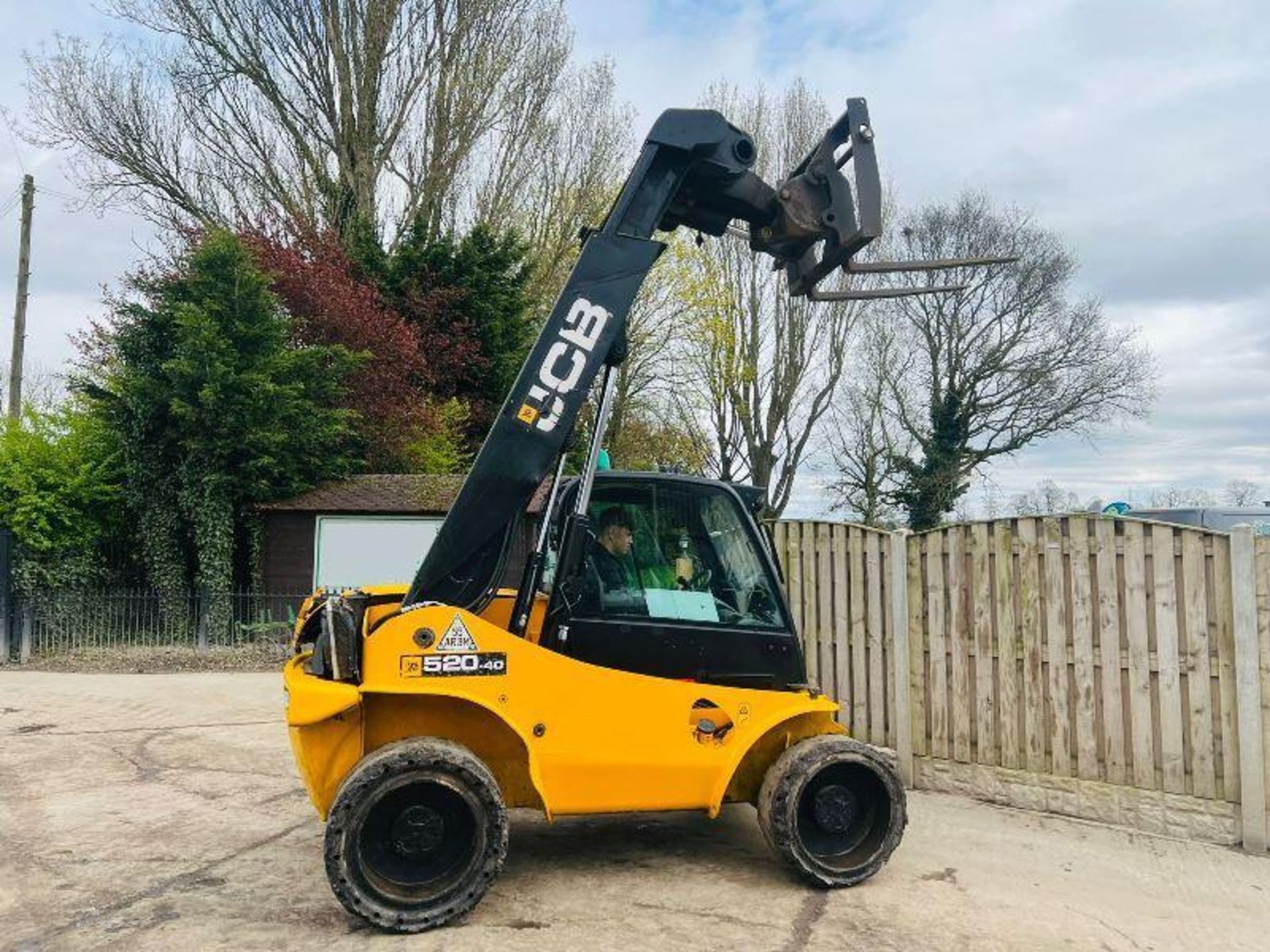 JCB 520-40 4WD TELEHANDLER *YEAR 2017* C/W PALLET TINES - Image 5 of 18