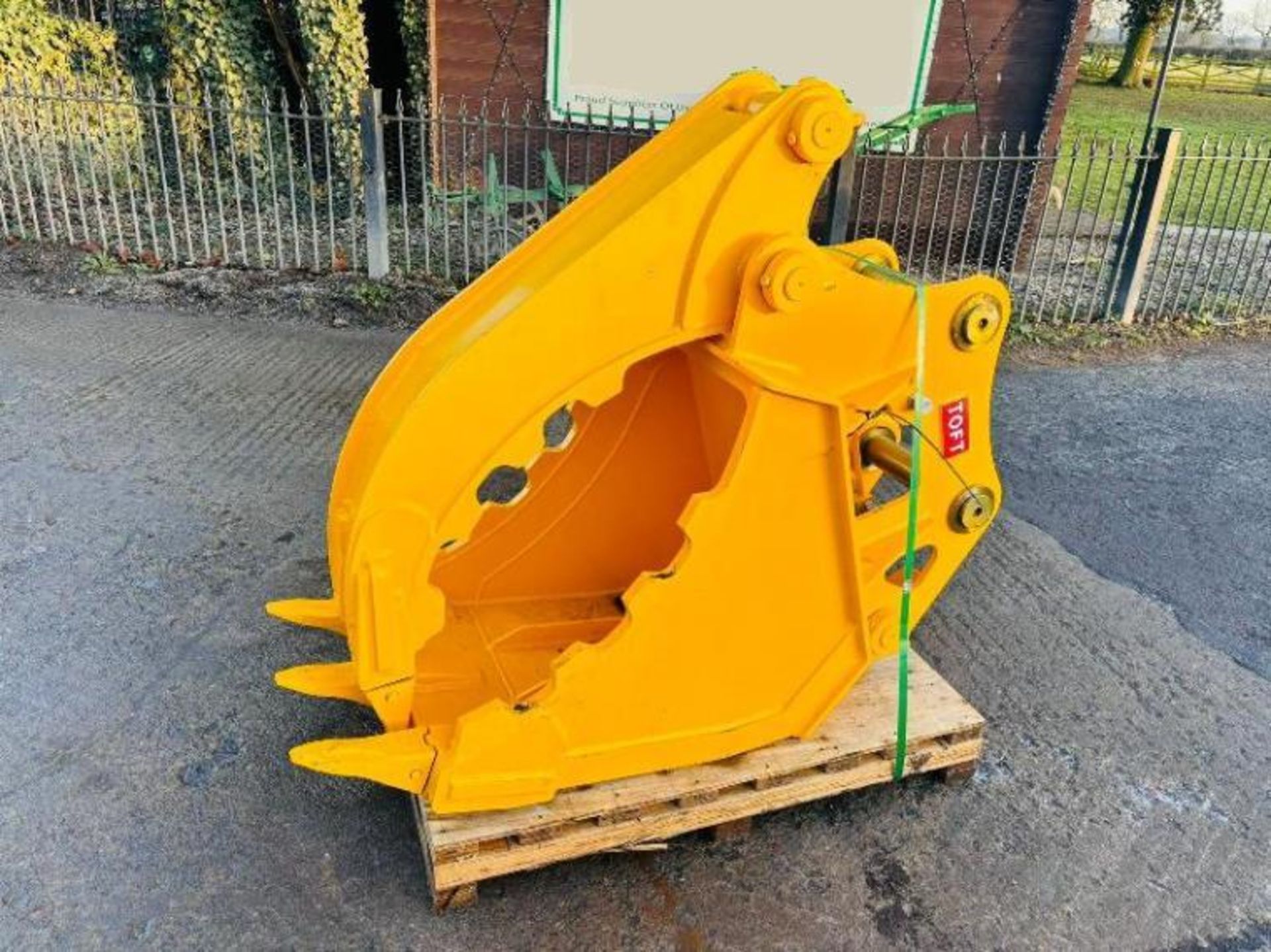 UNUSED TOFT06B THUMB BUCKET C/W 65MM PINS *YEAR 2023* TO SUIT 13 TON