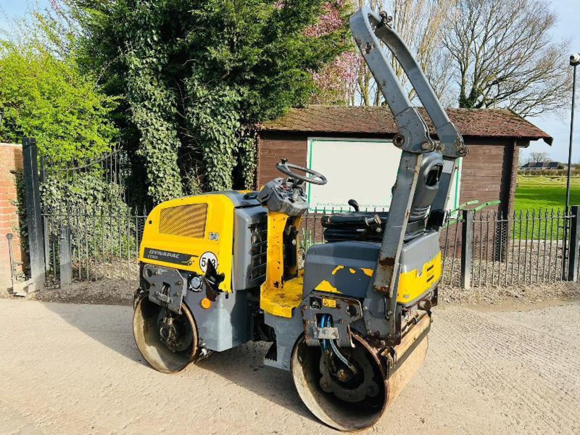 DYNAPAC CC800 DOUBLE DRUM ROLLER *YEAR 2016* C/W ROLE BAR - Image 12 of 12