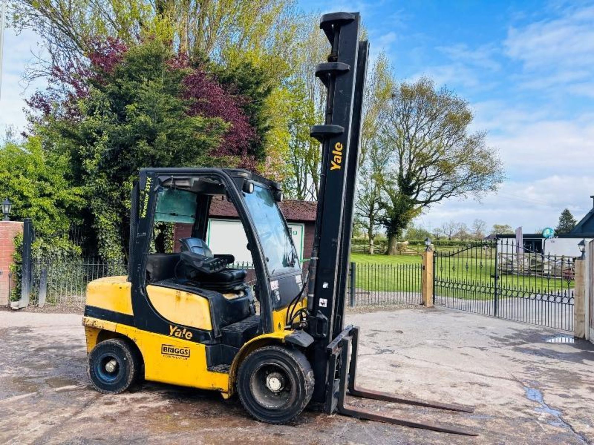 YALE GDP35 DIESEL FORKLIFT *YEAR 2011* C/W PALLET TINES & SIDE SHIFT
