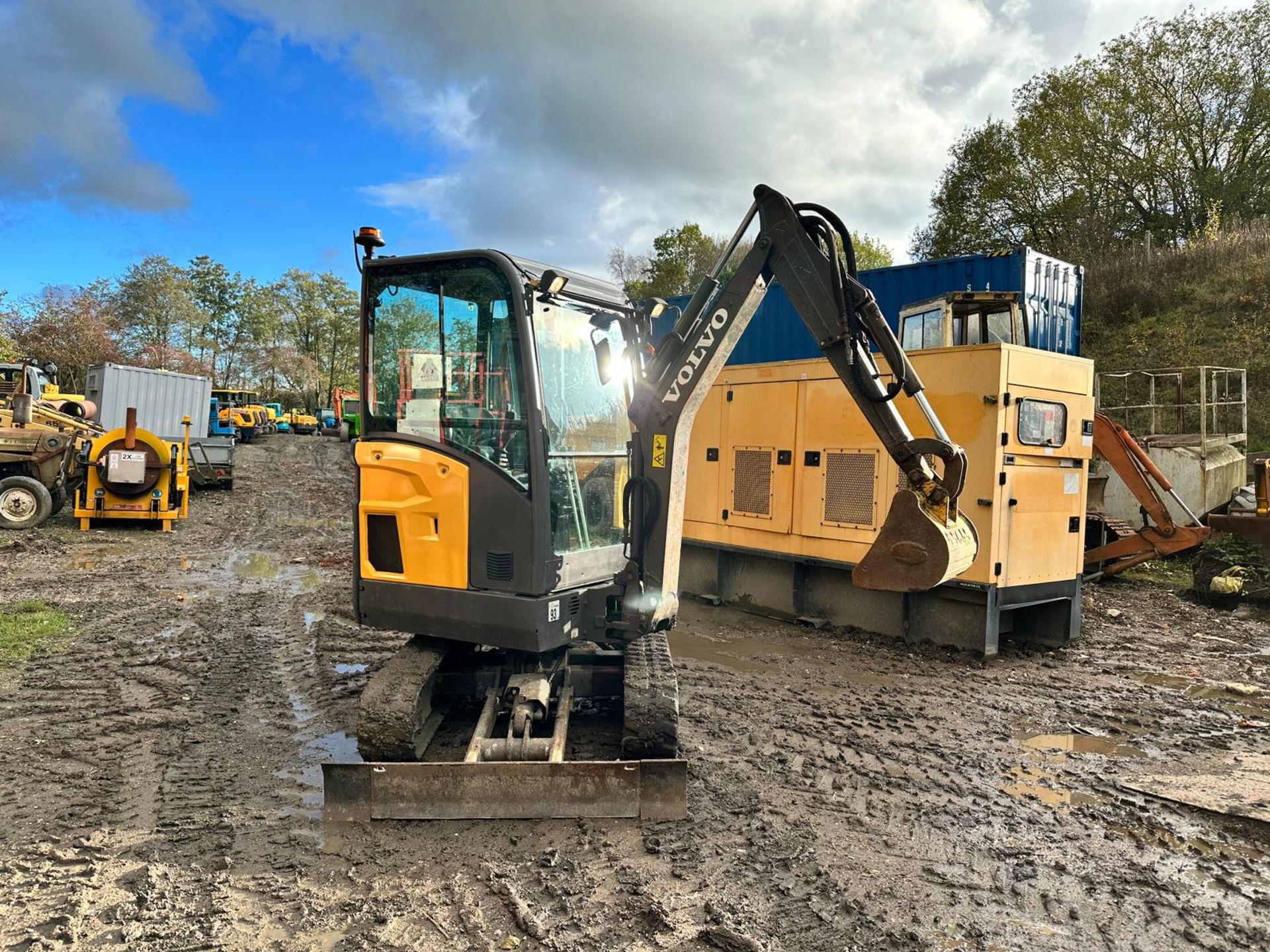 2018 VOLVO EC18E MINI EXCAVATOR - RUNS DRIVES AND WORKS WELL - SHOWING A LOW 1801 HOURS!  - Image 18 of 21