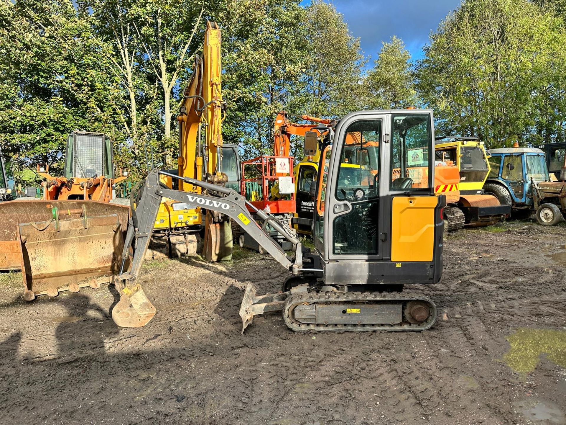 2018 VOLVO EC18E MINI EXCAVATOR - RUNS DRIVES AND WORKS WELL - SHOWING A LOW 1801 HOURS!  - Image 14 of 21