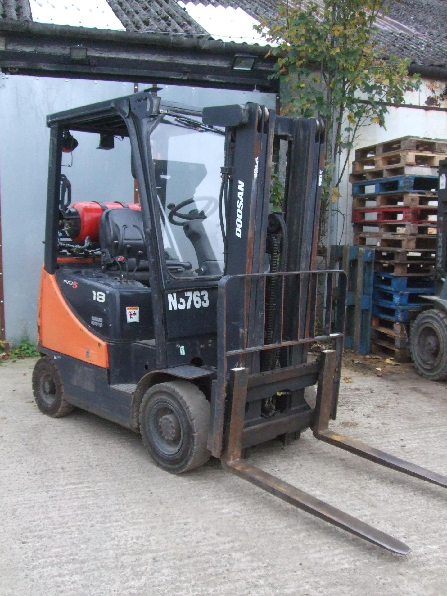 DOOSAN G18-5 GAS FORKLIFT - TRIPLE / CONTAINER SPEC MAST - YOM 2013 - 6872 RECORDED HOURS