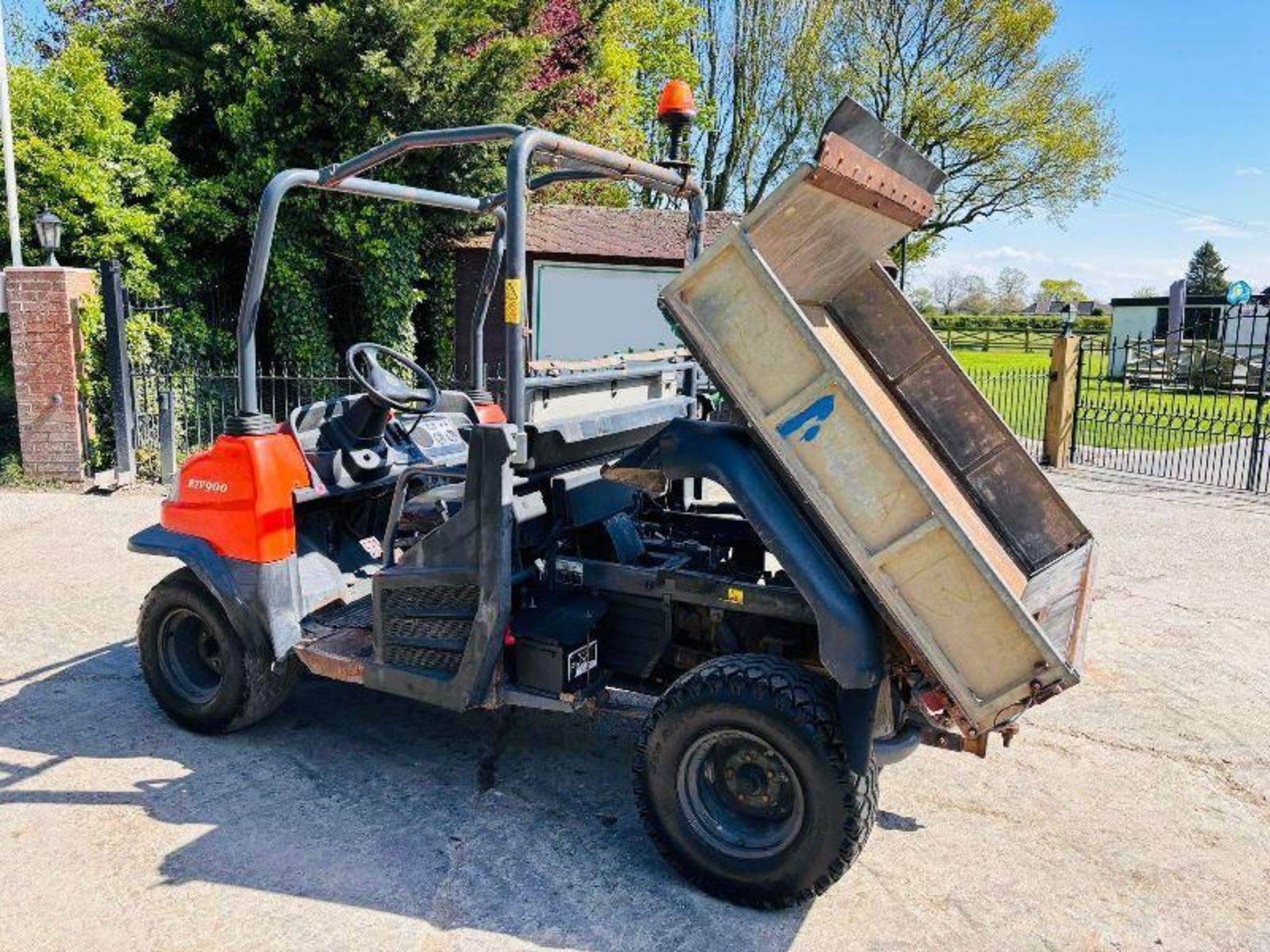 KUBOTA RTV900-EU 4WD DIESEL UTV *YEAR 2014* C/W POWER STEERING - Image 2 of 14