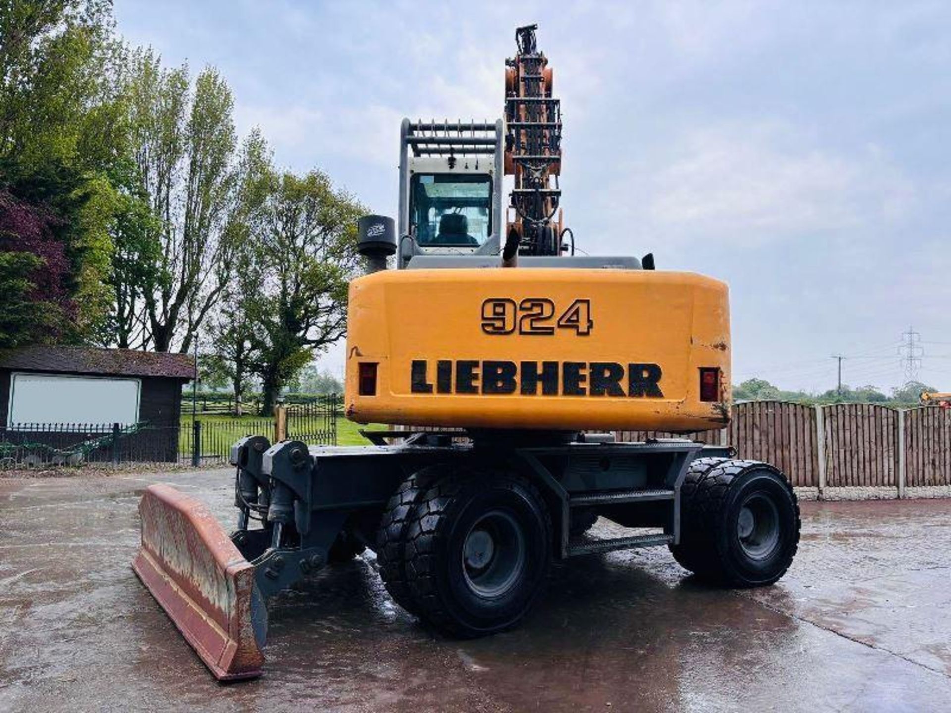 LIEBHERR 924C HIGH RISED MATERIAL HANDLER C/W HYDRAULIC ROTATING LOG GRAB  - Image 3 of 19