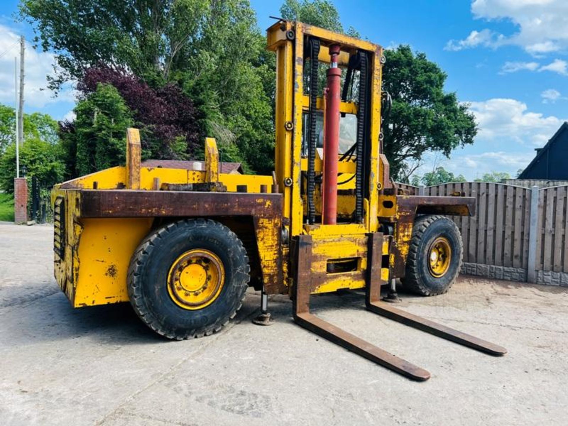 SSP SIDE LOAD DIESEL FORKLIFT C/W 2 X HYDRAULIC SUPPORT LEGS - Image 7 of 17