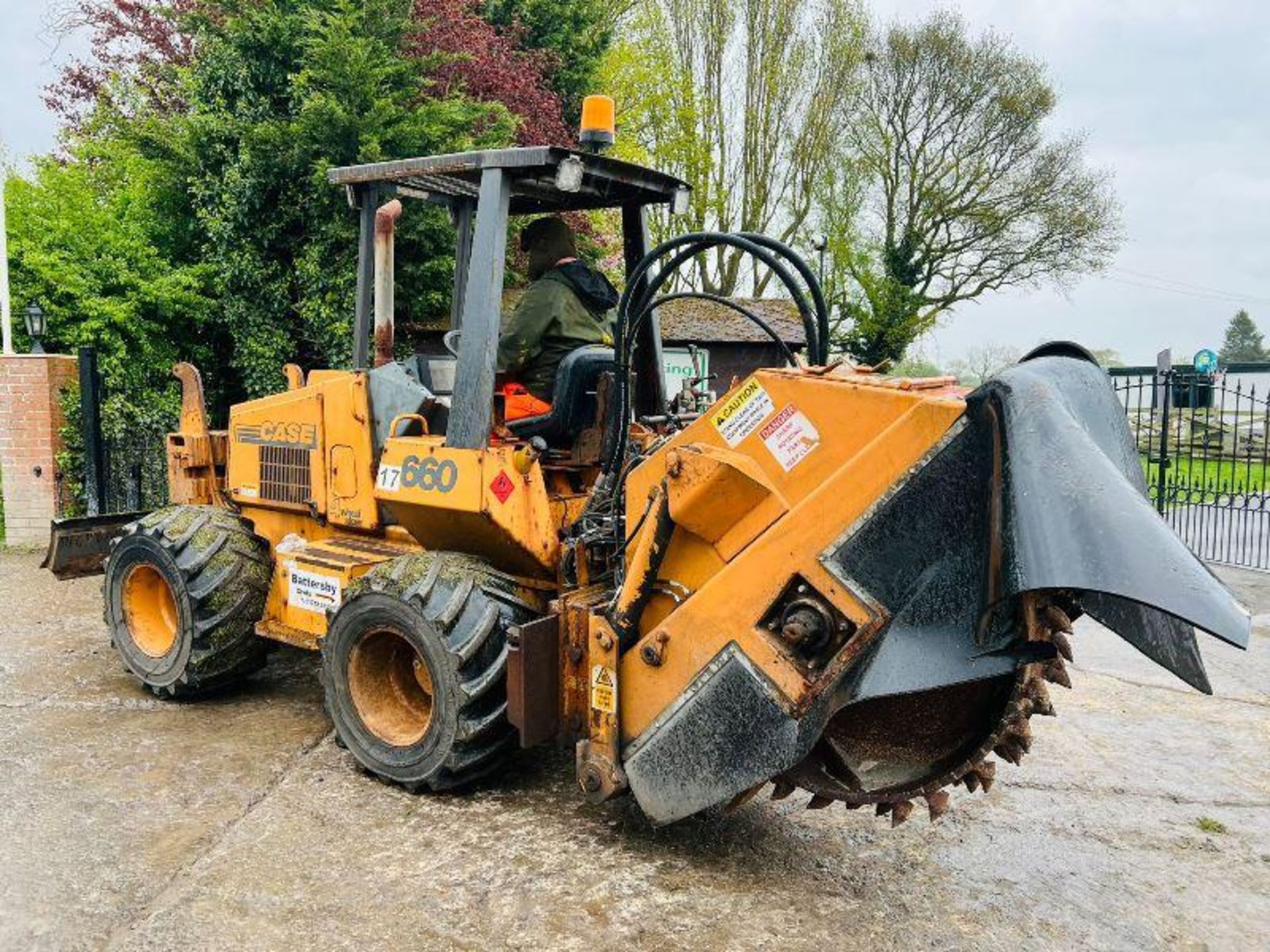 CASE 660 4WD TRENCHER C/W FRONT BLADE & WEIGHTS - Image 12 of 17