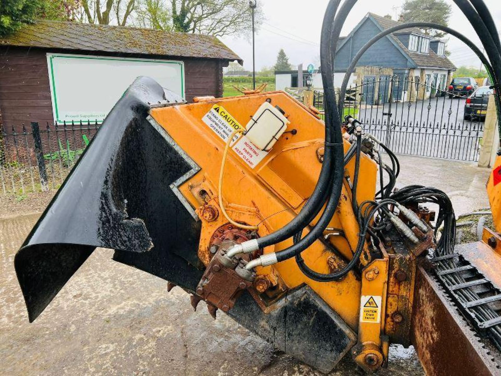 CASE 660 4WD TRENCHER C/W FRONT BLADE & WEIGHTS - Image 16 of 17