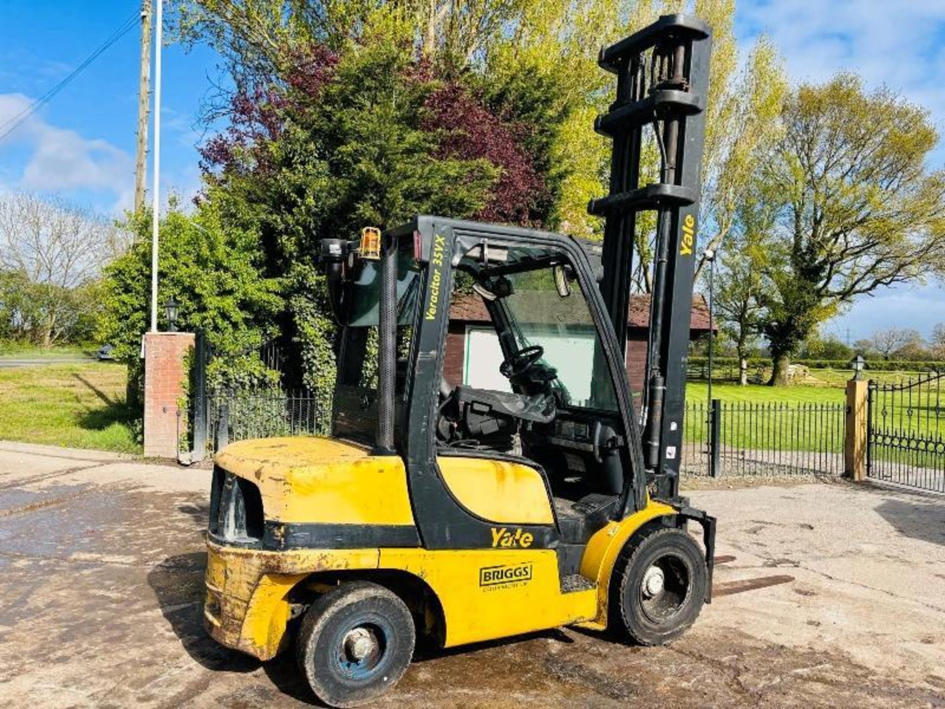 YALE GDP35 DIESEL FORKLIFT *YEAR 2011* C/W PALLET TINES & SIDE SHIFT - Image 9 of 11
