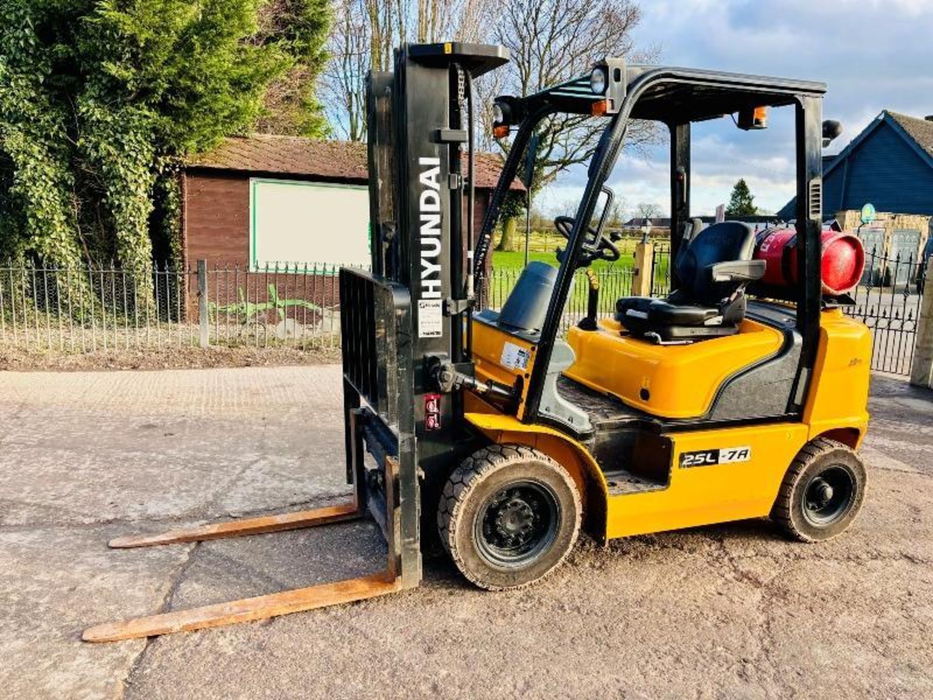HYUNDAI 25L-7A CONTAINER SPEC FORKLIFT *YEAR 2018, 2172 HOURS* C/W SIDE SHIFT - Image 2 of 17