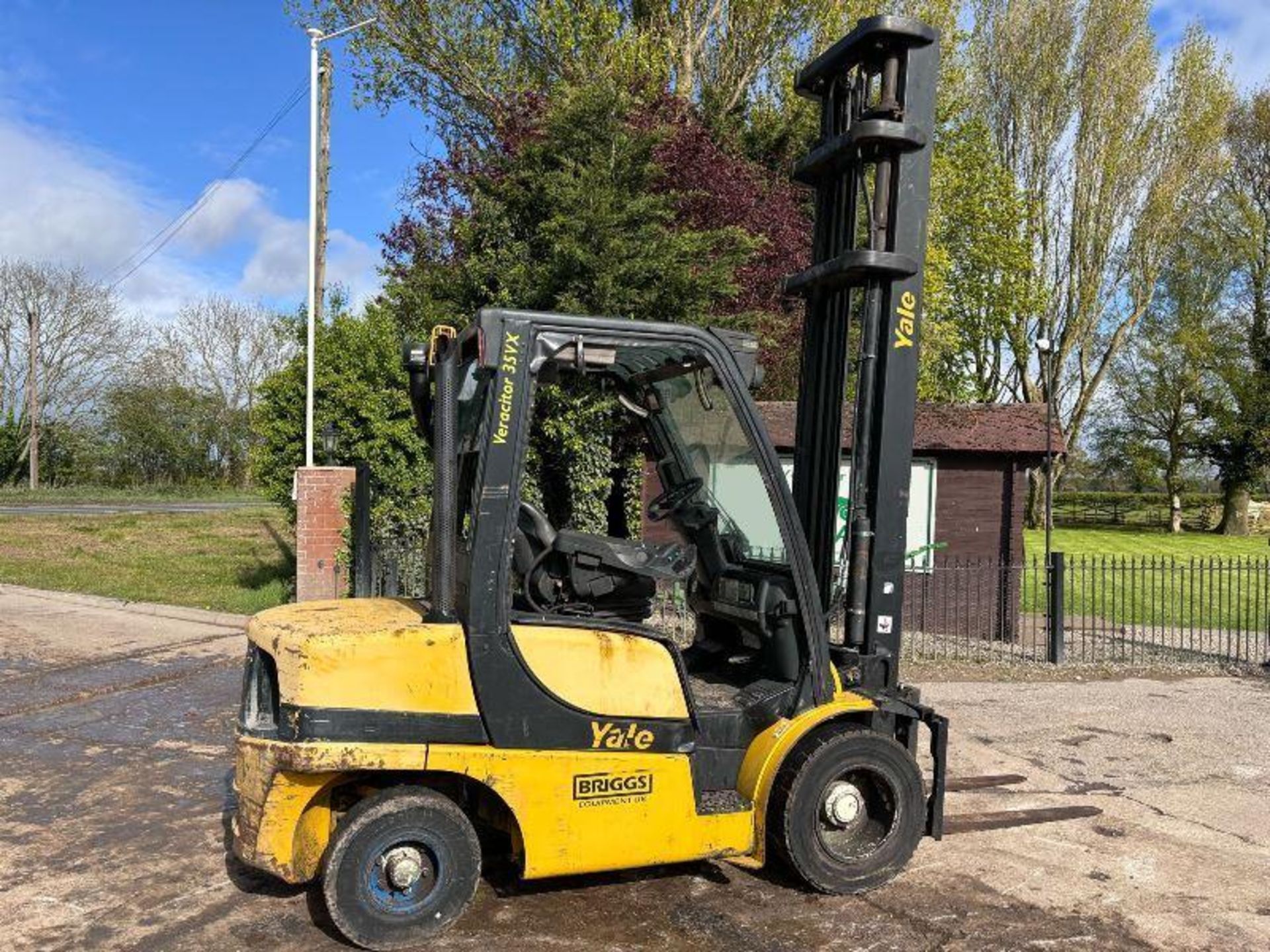 YALE GDP35 DIESEL FORKLIFT *YEAR 2011* C/W PALLET TINES & SIDE SHIFT - Image 2 of 11