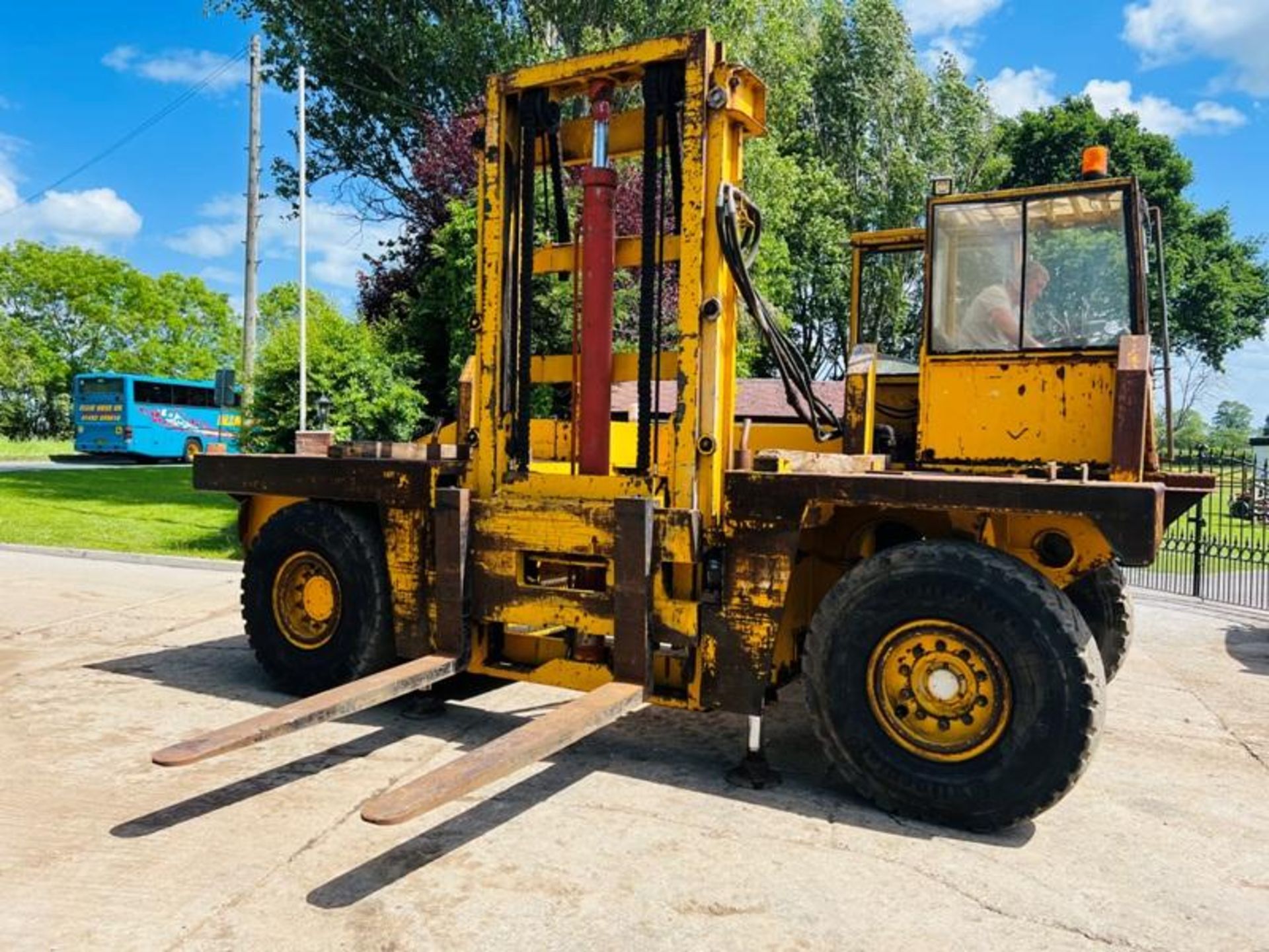 SSP SIDE LOAD DIESEL FORKLIFT C/W 2 X HYDRAULIC SUPPORT LEGS - Image 12 of 17