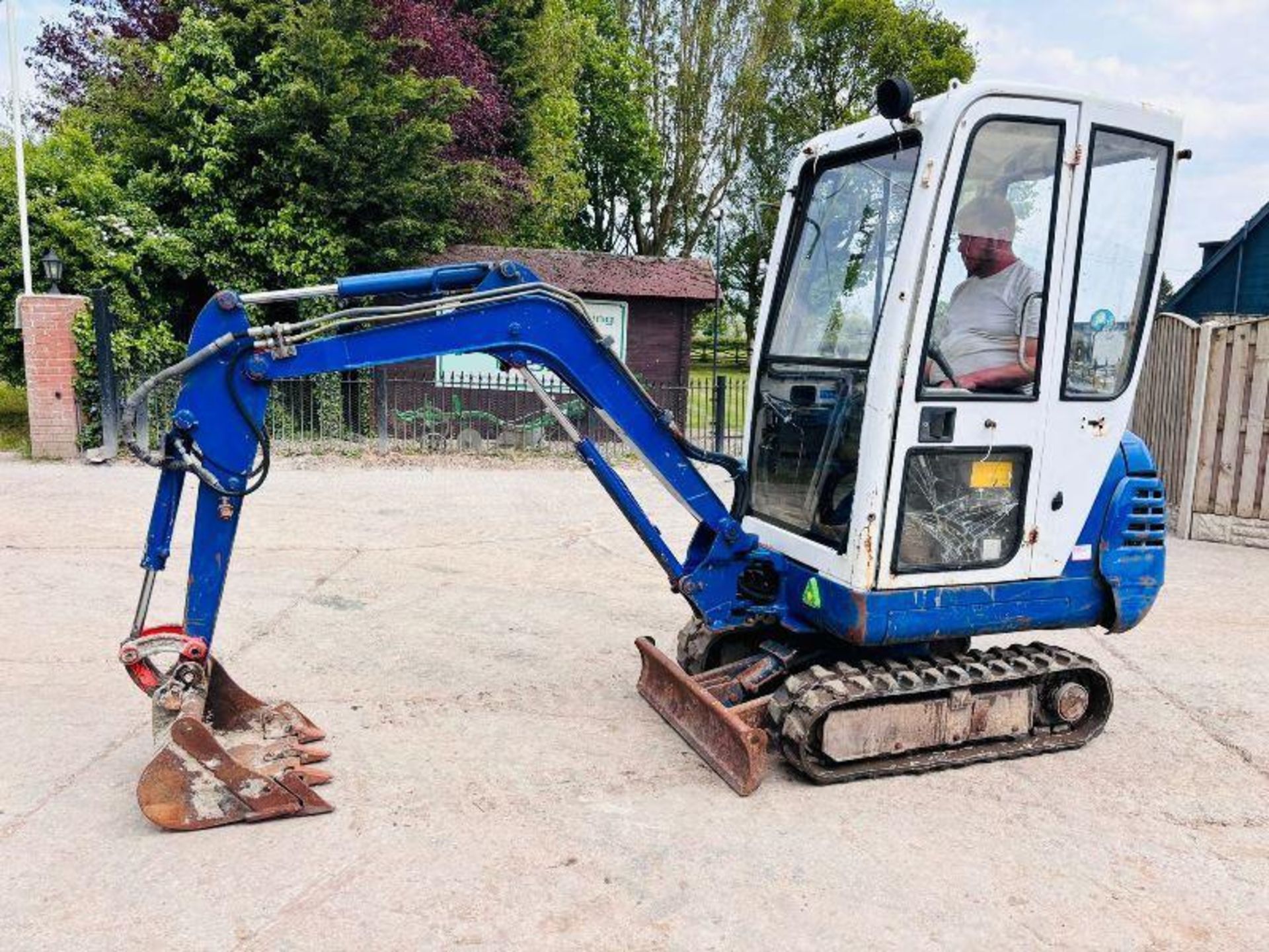 KUBOTA KX41-2 TRACKED EXCAVATOR C/W FULLY GLAZED CABIN 