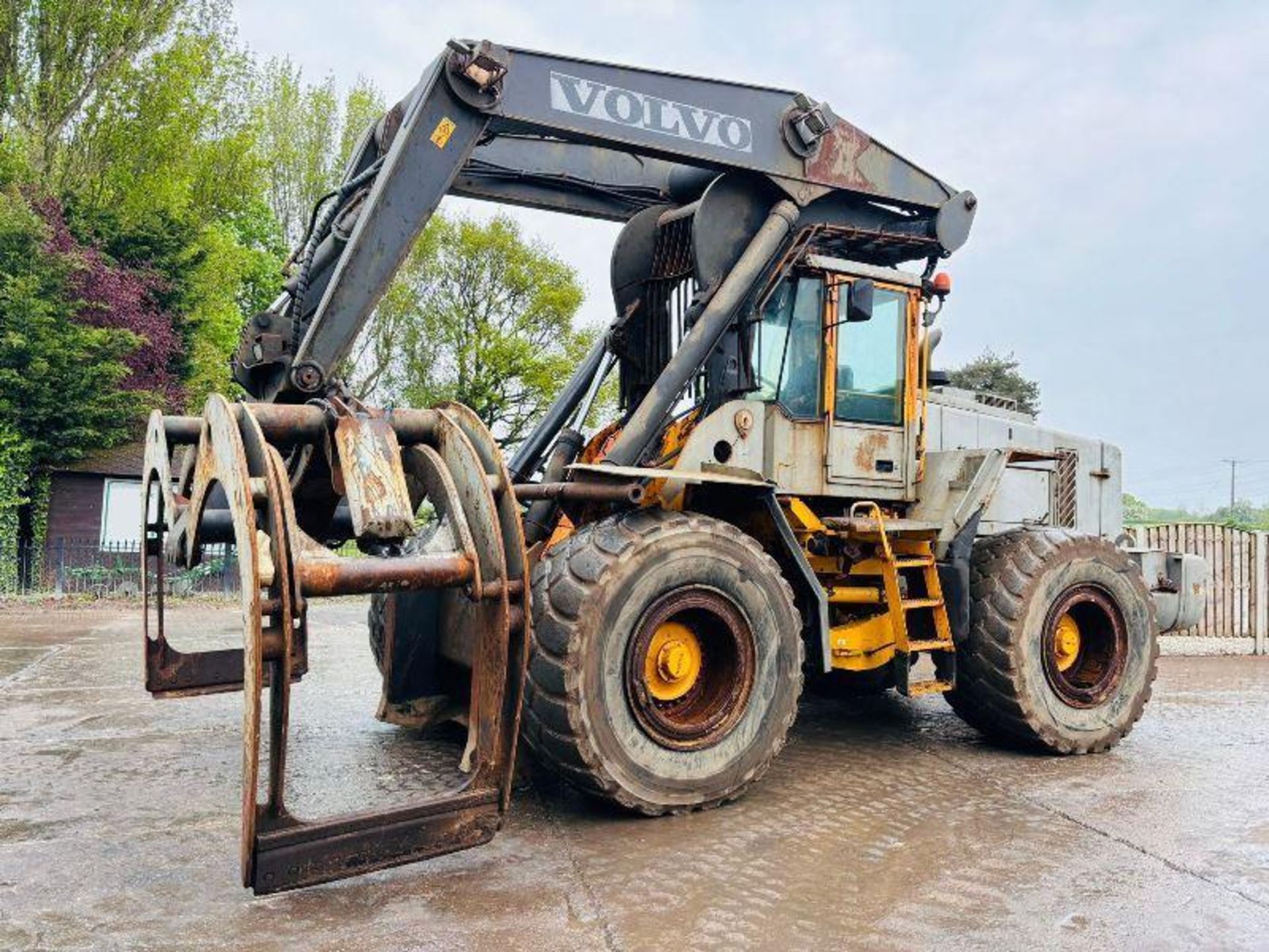 VOLVO L180D 4WD LOADING SHOVEL C/W ROTATING LOG GRAB  - Image 18 of 19