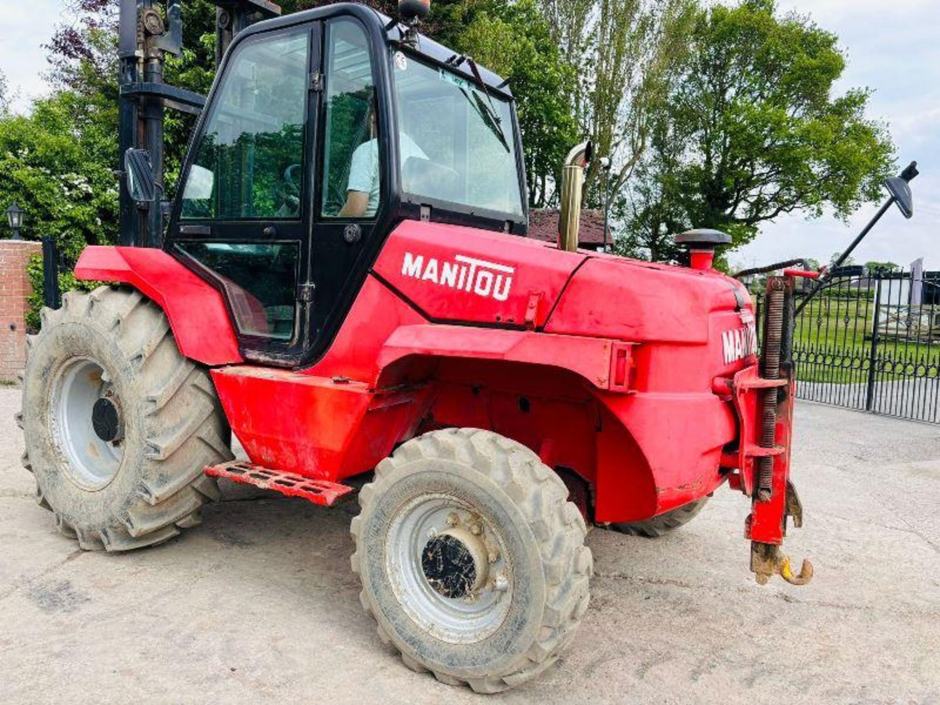 MANITOU M26-4 ROUGH TERRIAN 4WD FORKLIFT C/W PICK UP HITCH  - Image 6 of 15