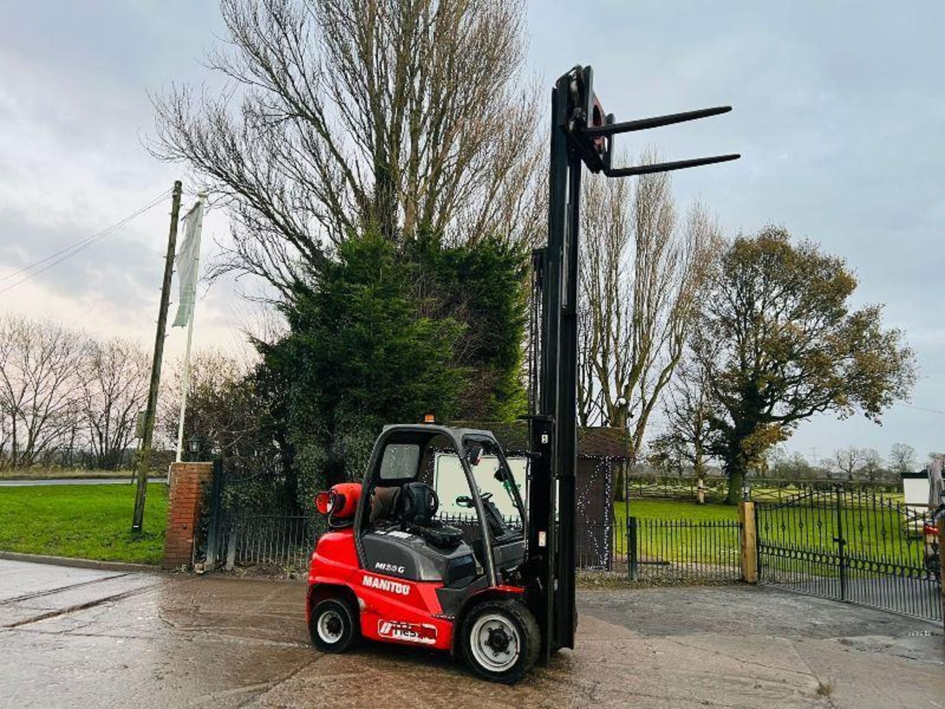 MANITOU MI30G CONTAINER SPEC FORKLIFT *YEAR 2013* C/W HYDRAULIC TURN TABLE. - Image 5 of 14