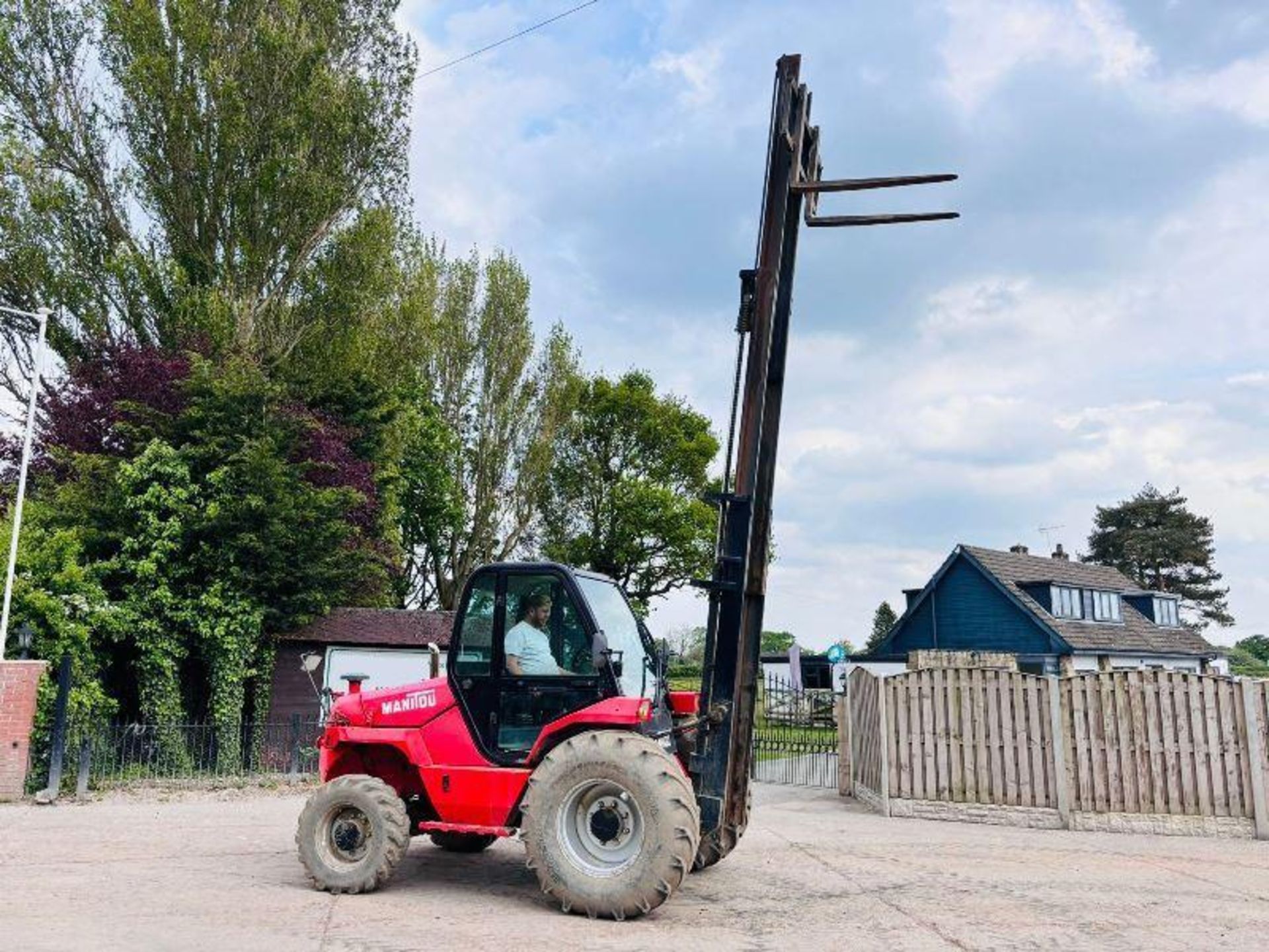 MANITOU M26-4 ROUGH TERRIAN 4WD FORKLIFT C/W PICK UP HITCH  - Image 2 of 15