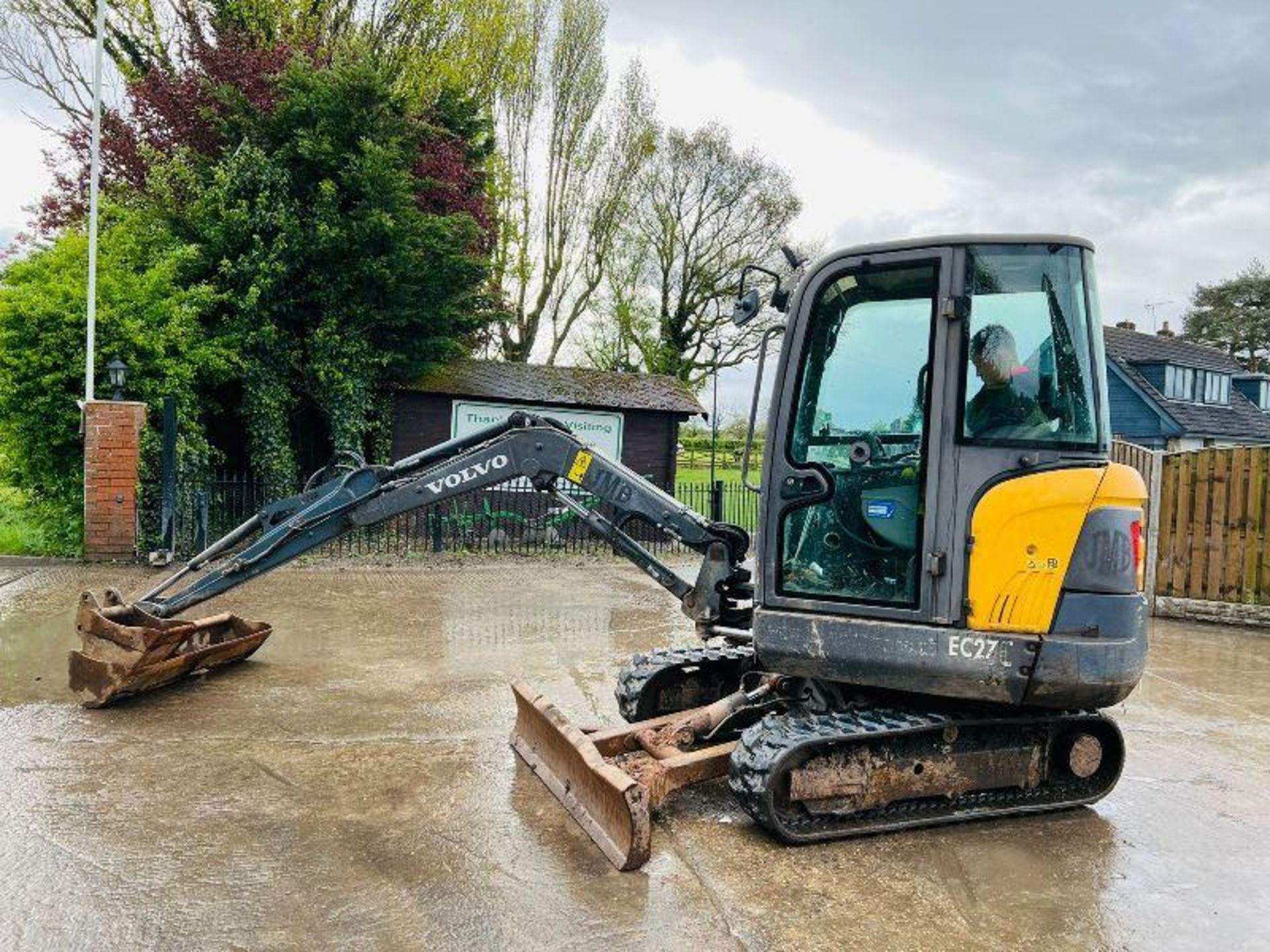 VOLVO EC27 TRACKED EXCAVATOR *YEAR 2011, 2670 HOURS* C/W QUICK HITCH - Image 11 of 15