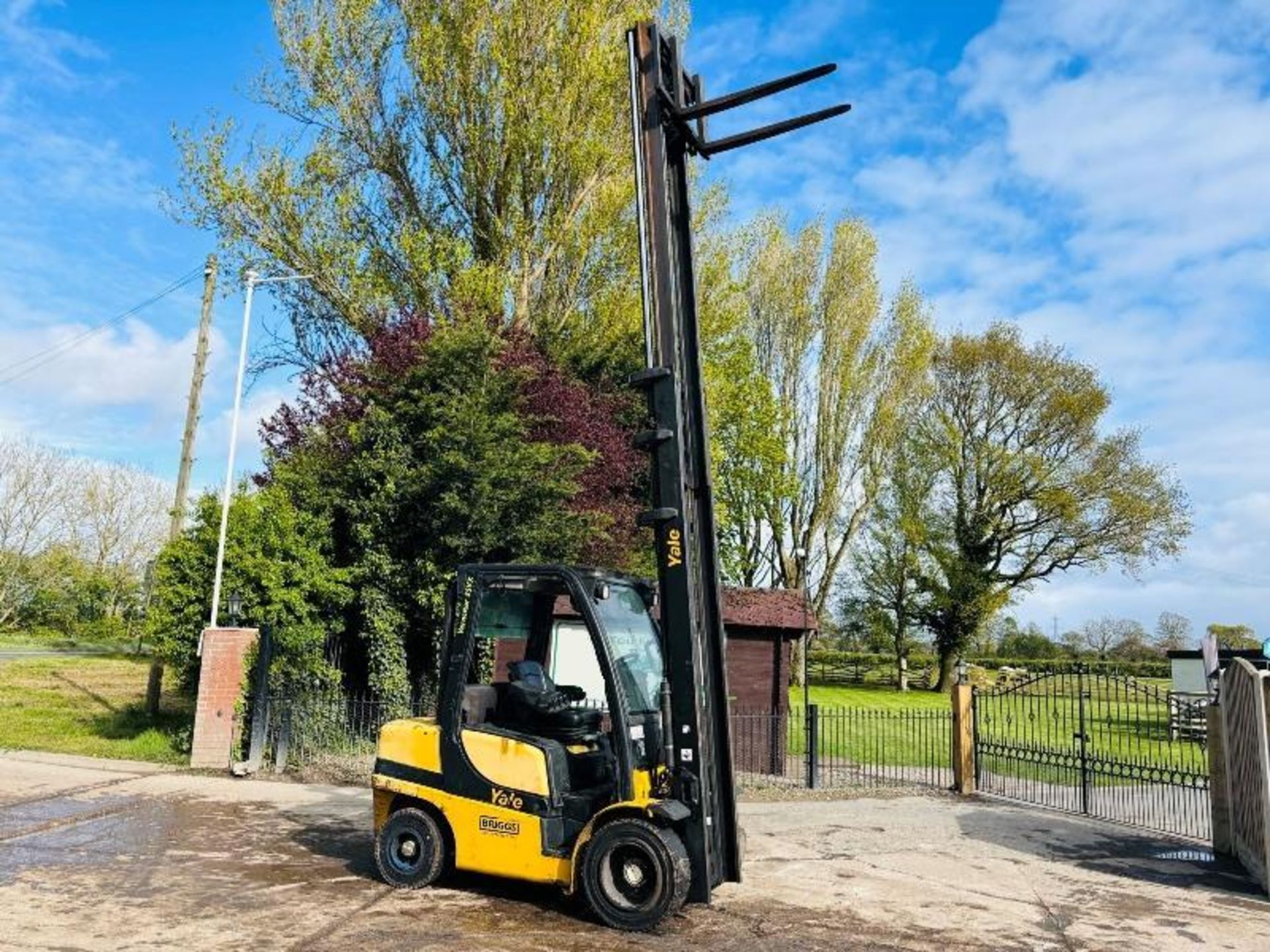 YALE GDP35 DIESEL FORKLIFT *YEAR 2011* C/W PALLET TINES & SIDE SHIFT - Image 11 of 11