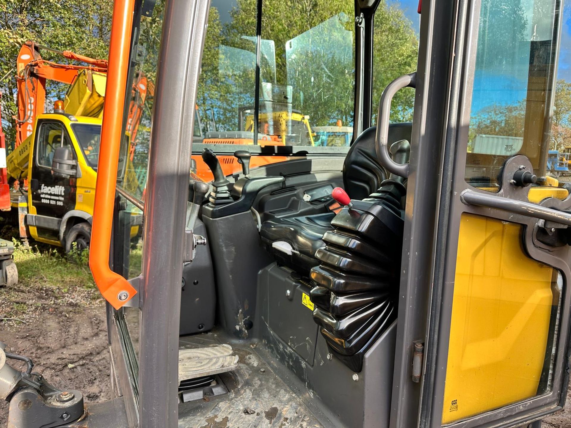 2018 VOLVO EC18E MINI EXCAVATOR - RUNS DRIVES AND WORKS WELL - SHOWING A LOW 1801 HOURS!  - Image 8 of 21
