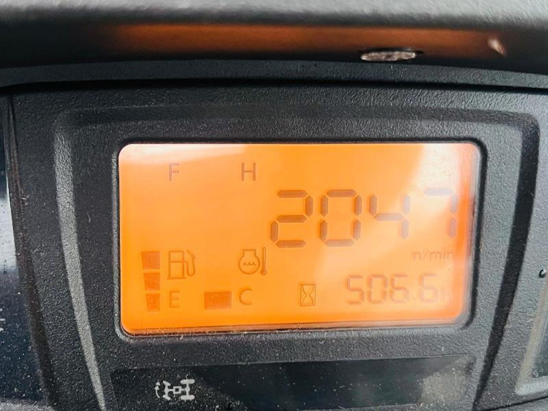 KUBOTA B2350 4WD TRACTOR *YEAR 2018* AMAZONE E+S 301 HYDRO SALT SPREADER - Image 9 of 19
