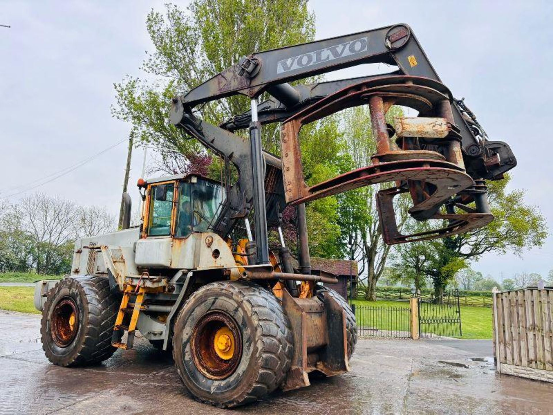 VOLVO L180D 4WD LOADING SHOVEL C/W ROTATING LOG GRAB  - Image 9 of 19