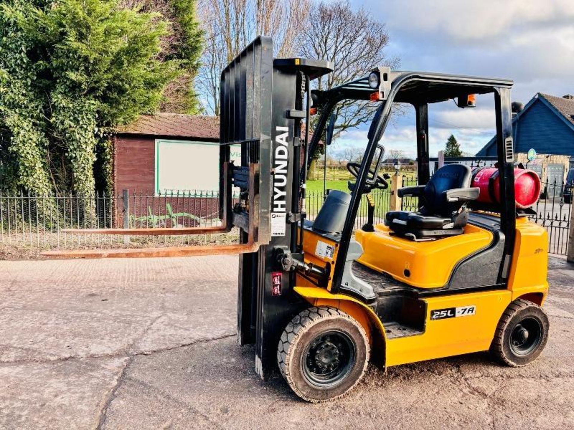 HYUNDAI 25L-7A CONTAINER SPEC FORKLIFT *YEAR 2018, 2172 HOURS* C/W SIDE SHIFT