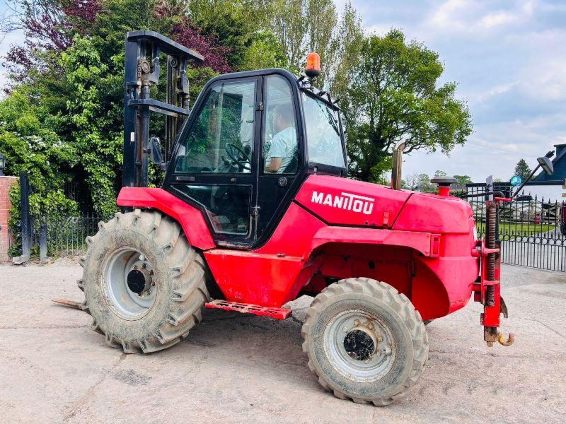 MANITOU M26-4 ROUGH TERRIAN 4WD FORKLIFT C/W PICK UP HITCH  - Image 10 of 15