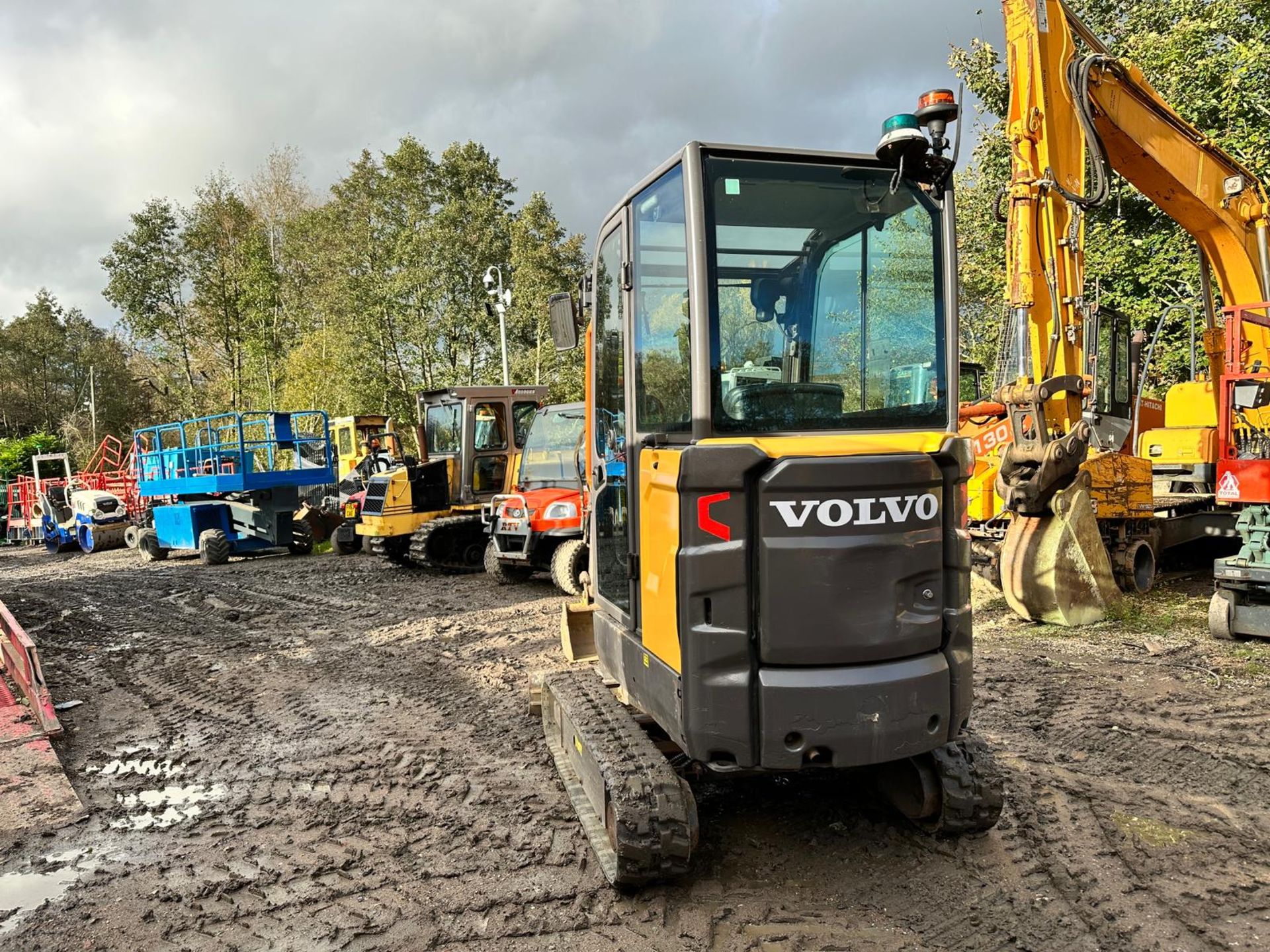 2018 VOLVO EC18E MINI EXCAVATOR - RUNS DRIVES AND WORKS WELL - SHOWING A LOW 1801 HOURS!  - Image 17 of 21