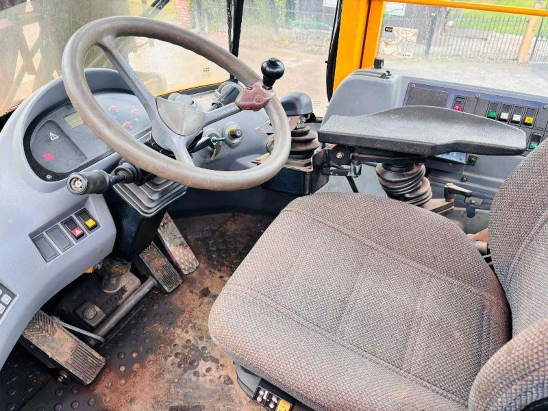 VOLVO L180D 4WD LOADING SHOVEL C/W ROTATING LOG GRAB  - Image 7 of 19