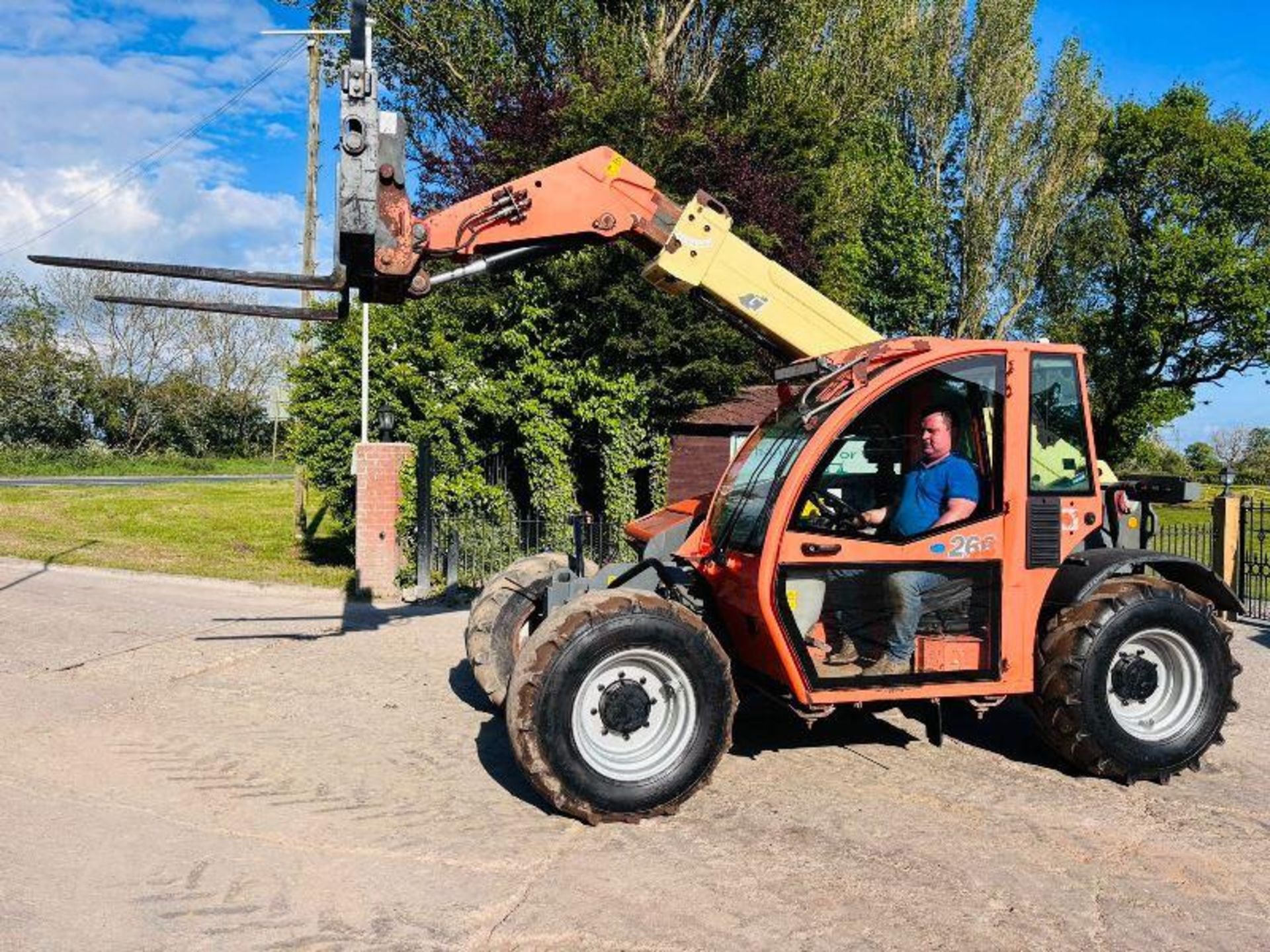 JLG 266 4WD TELEHANDLER *ROAD REGISTERED* C/W PALLET TINES