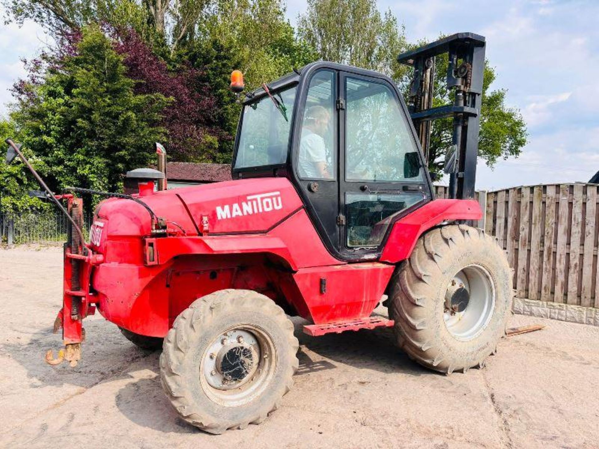 MANITOU M26-4 ROUGH TERRIAN 4WD FORKLIFT C/W PICK UP HITCH  - Image 4 of 15