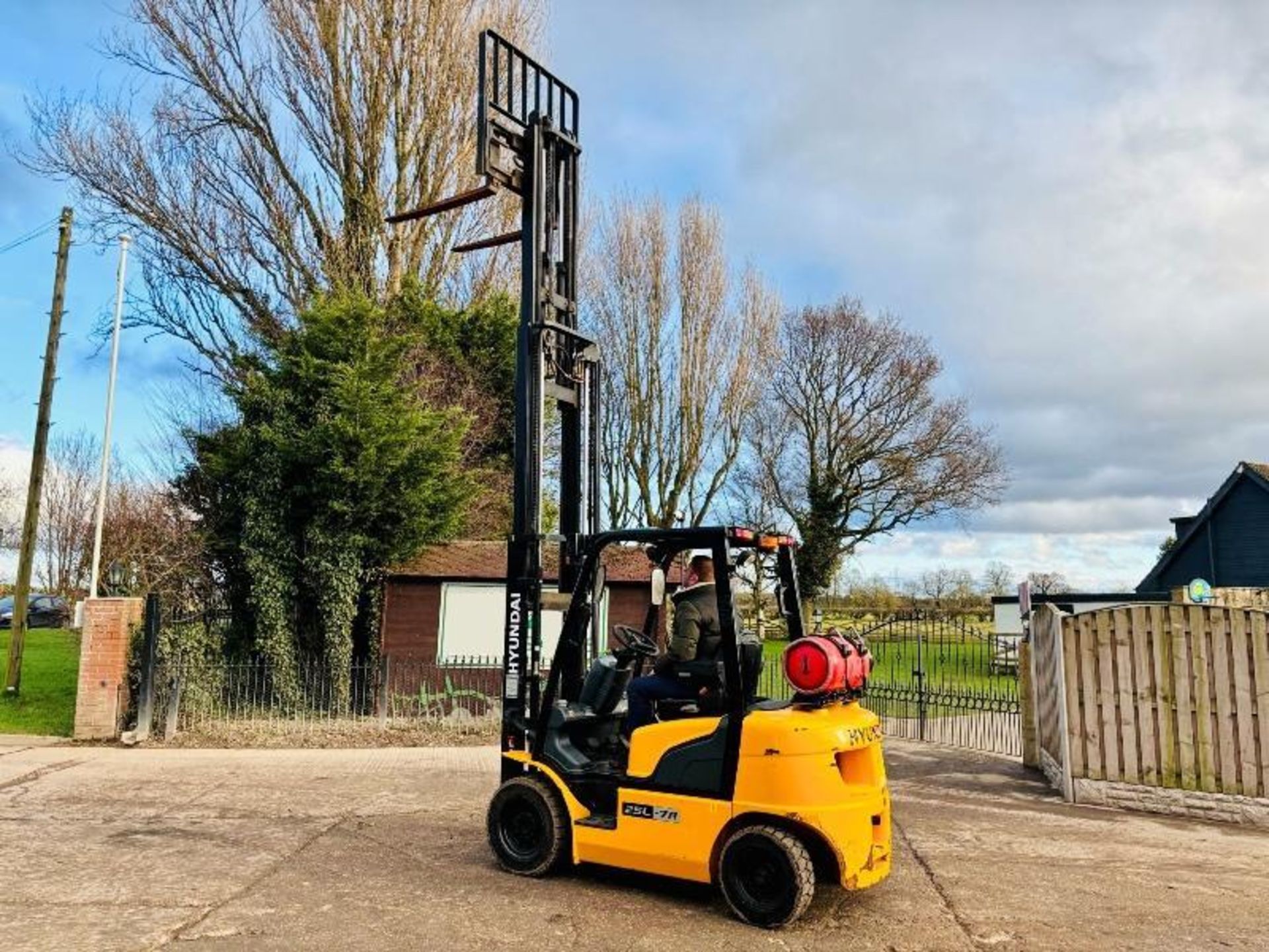 HYUNDAI 25L-7A CONTAINER SPEC FORKLIFT *YEAR 2018, 2172 HOURS* C/W SIDE SHIFT - Image 15 of 17
