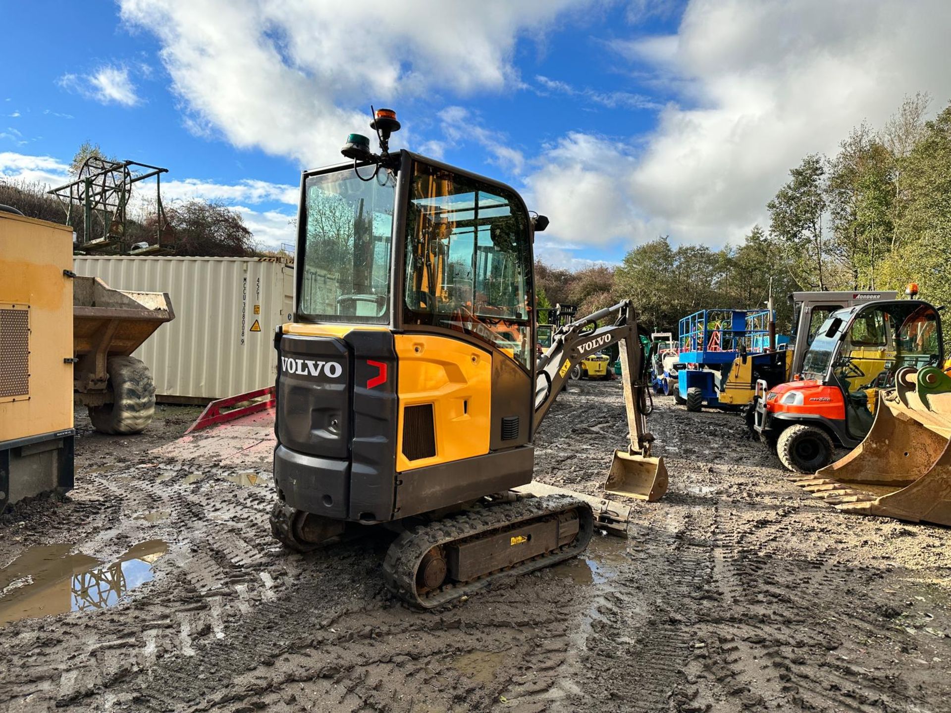 2018 VOLVO EC18E MINI EXCAVATOR - RUNS DRIVES AND WORKS WELL - SHOWING A LOW 1801 HOURS!  - Image 16 of 21