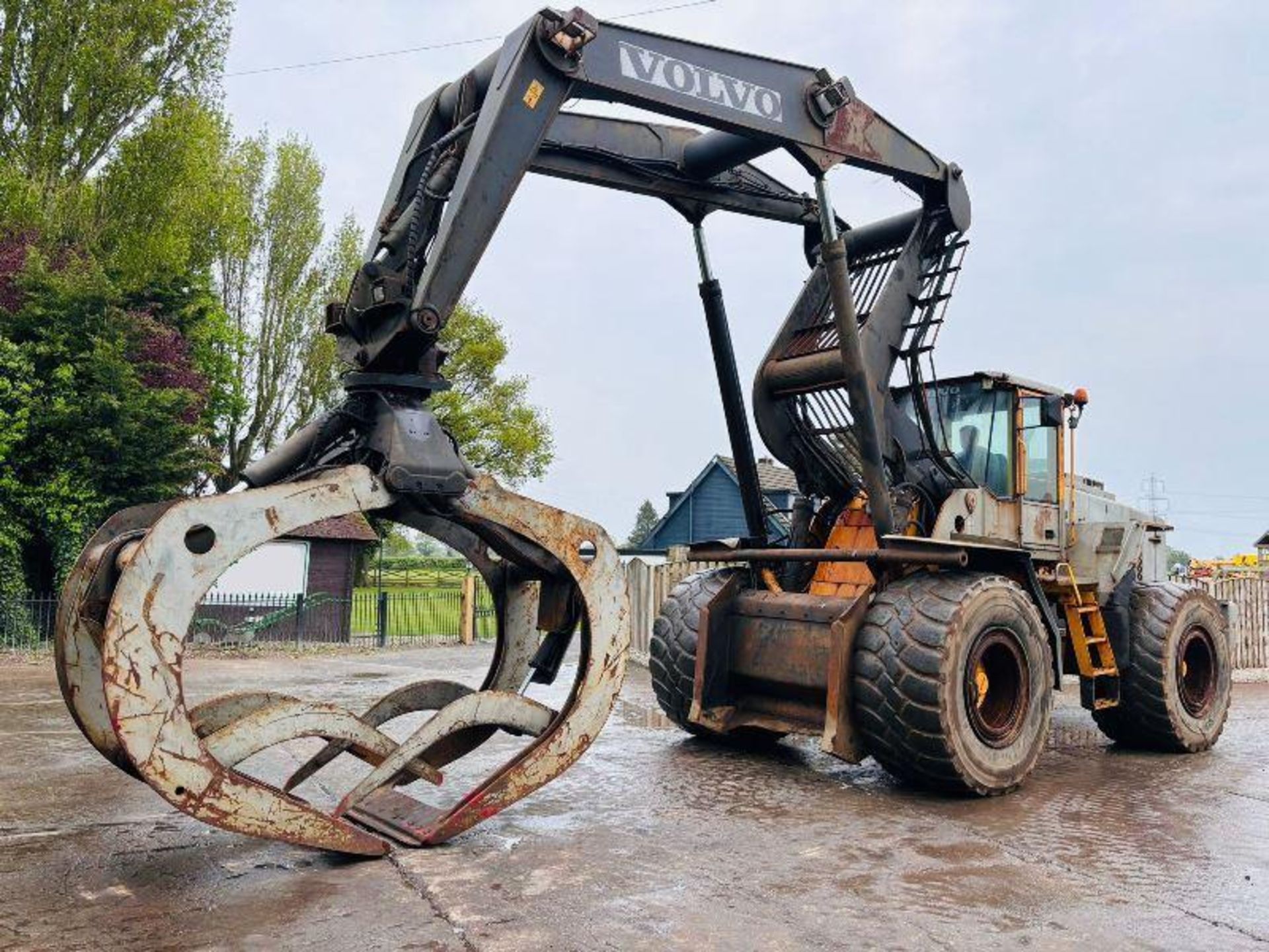 VOLVO L180D 4WD LOADING SHOVEL C/W ROTATING LOG GRAB  - Image 17 of 19