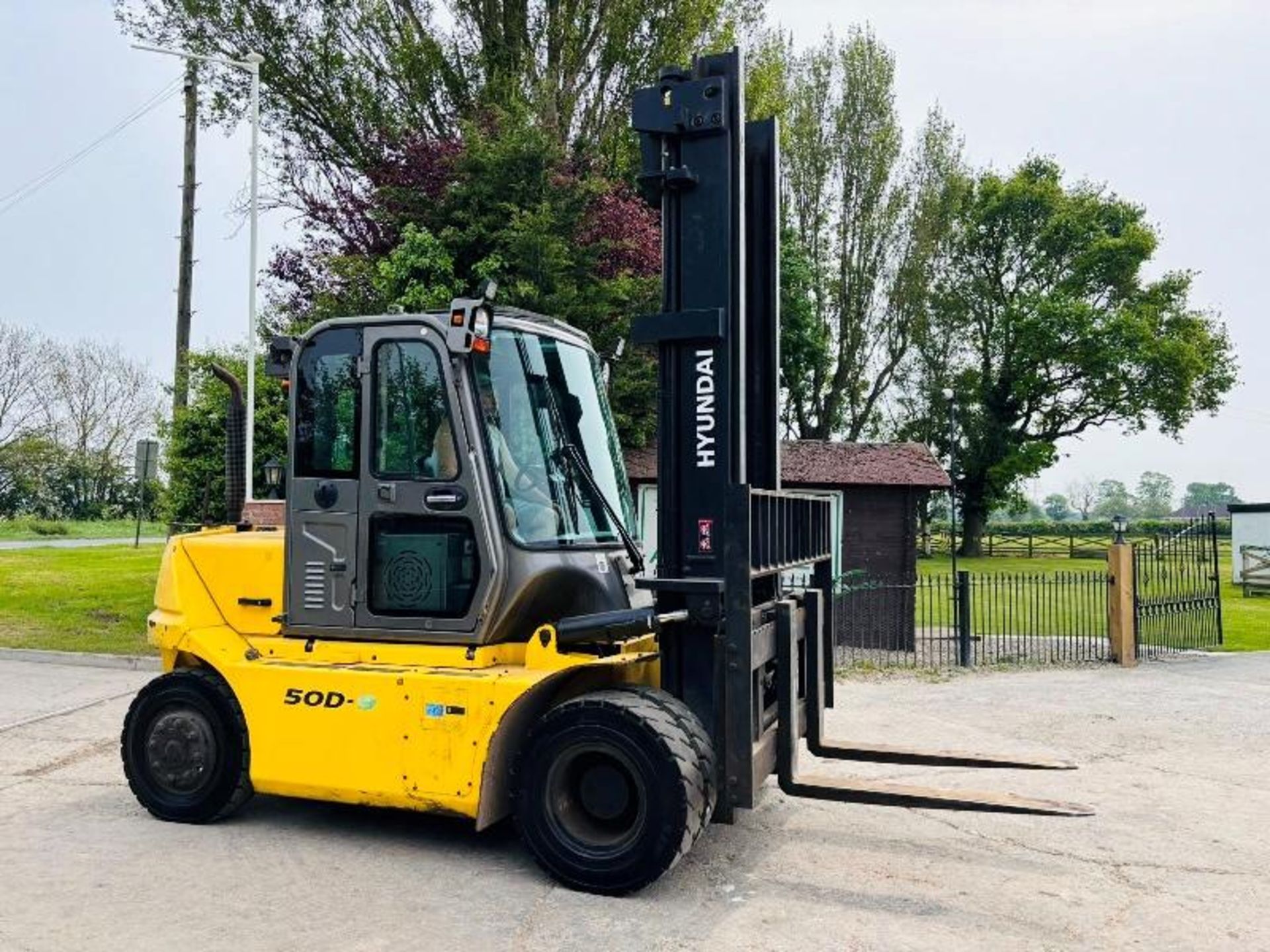 HYUNDAI 50D-9 DIESEL FORKLIFT *YEAR 2016, 5 TON LIFT* C/W SIDE SHIFT  - Image 5 of 18