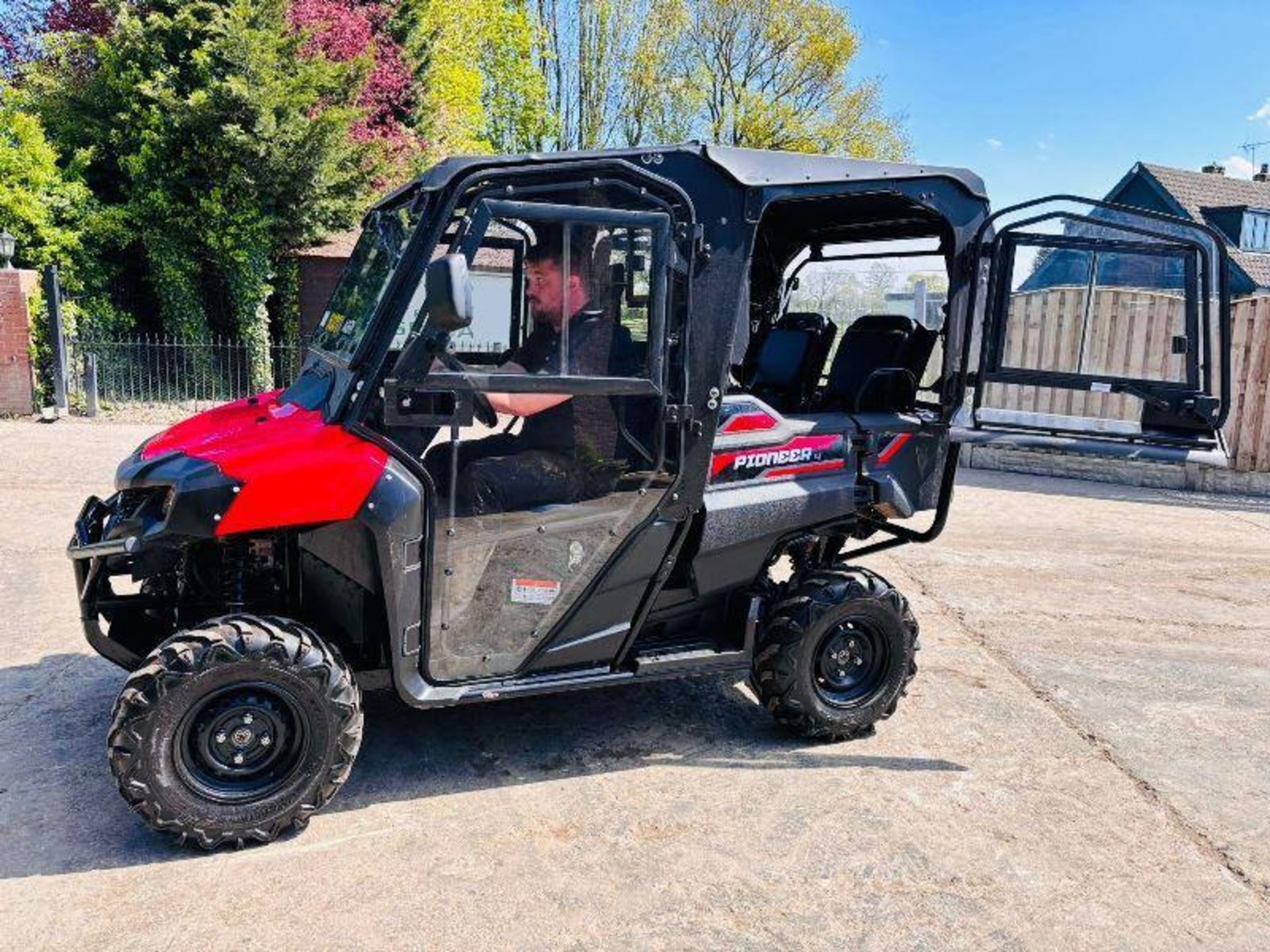 HONDA PIONEER 4 700 PETROL UTV *YEAR 2018, ONLY 175 HOURS* C/W FULL CAB - Bild 2 aus 20