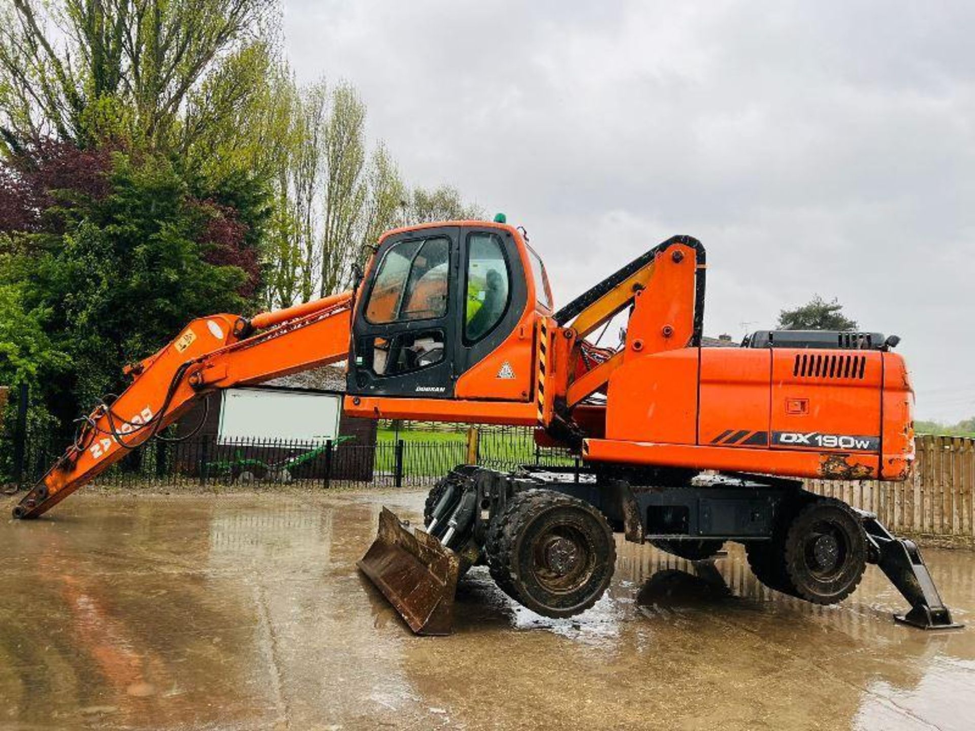 DOOSAN DX190W HIGH RISE CABIN SCRAP HANDLER *YEAR 2010* - Image 7 of 19