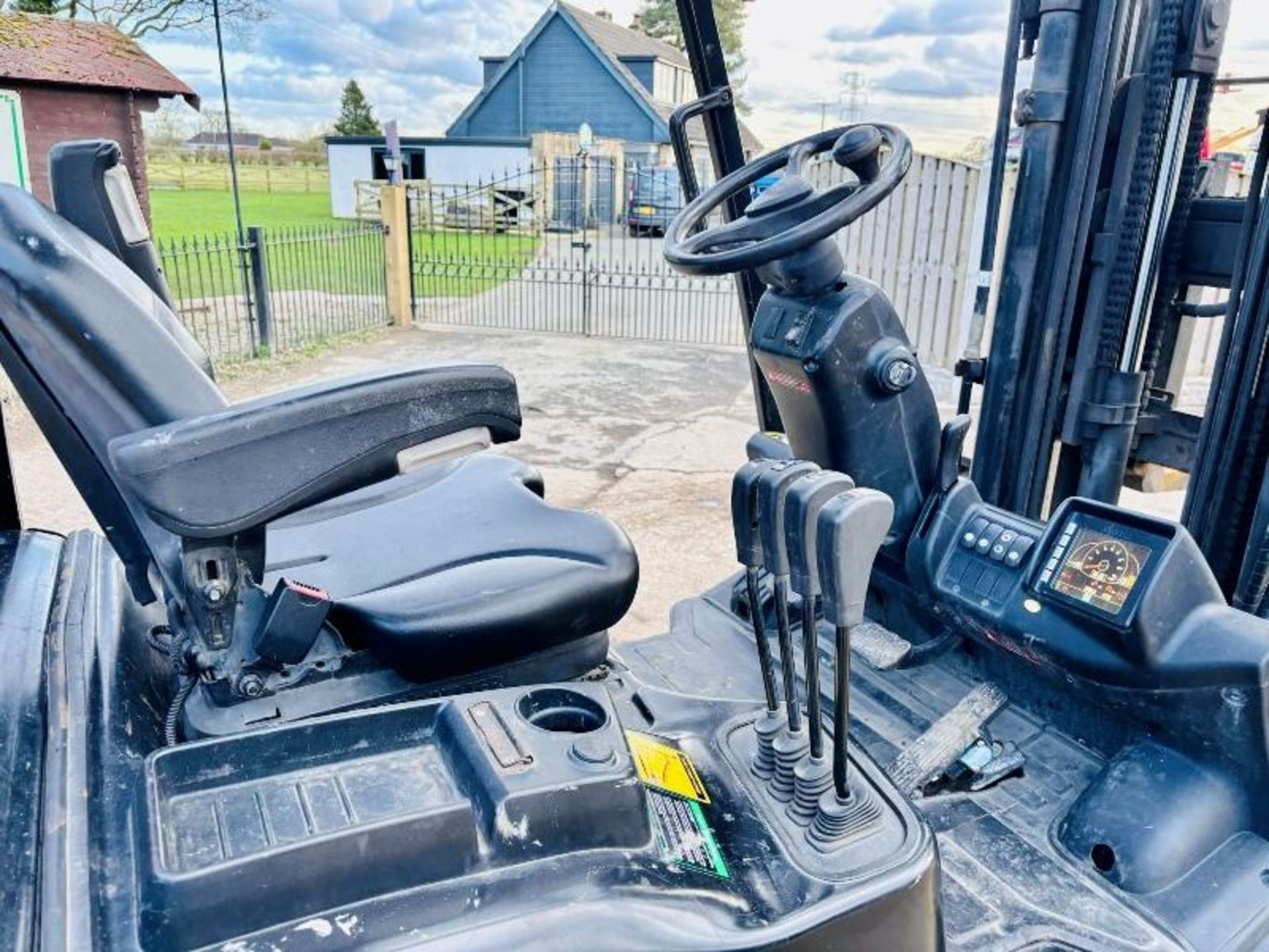 HYUNDAI 25L-9A CONTAINER SPEC FORKLIFT *YEAR 2017, 2956 HOURS* C/W SIDE SHIFT - Image 11 of 16
