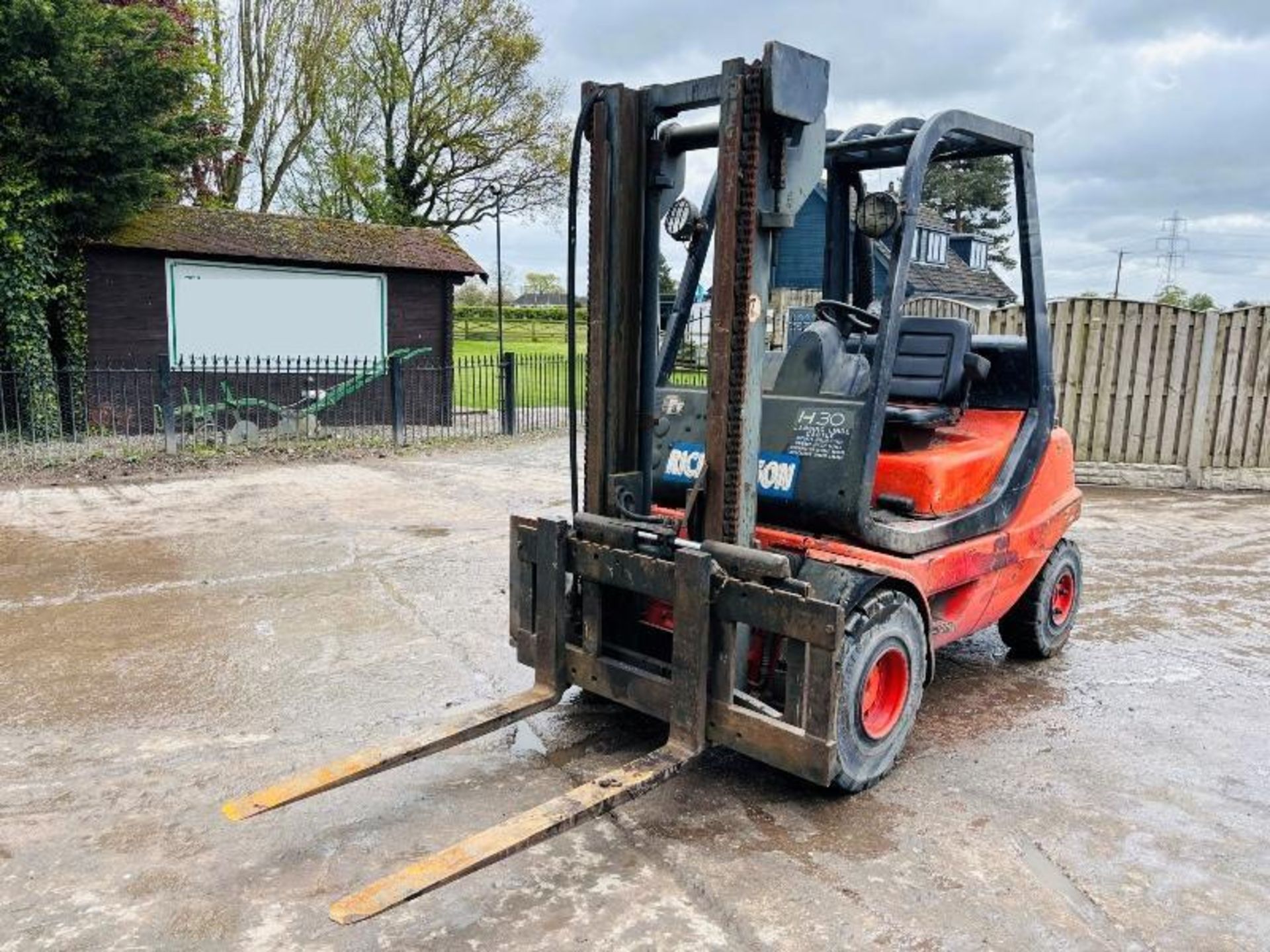 LINDE H30D DIESEL FORKLIFT C/W SIDE SHIFT & PERKINS ENGINE - Image 5 of 13