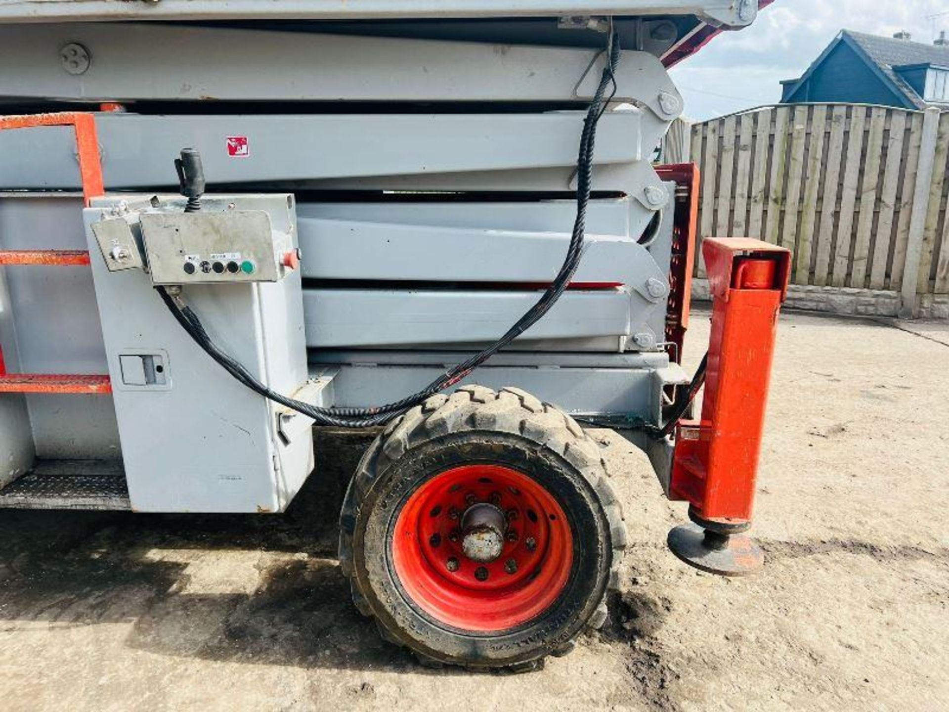 SKYJACK 4WD SCISSOR LIFT C/W KUBOTA ENGINE - Image 7 of 16