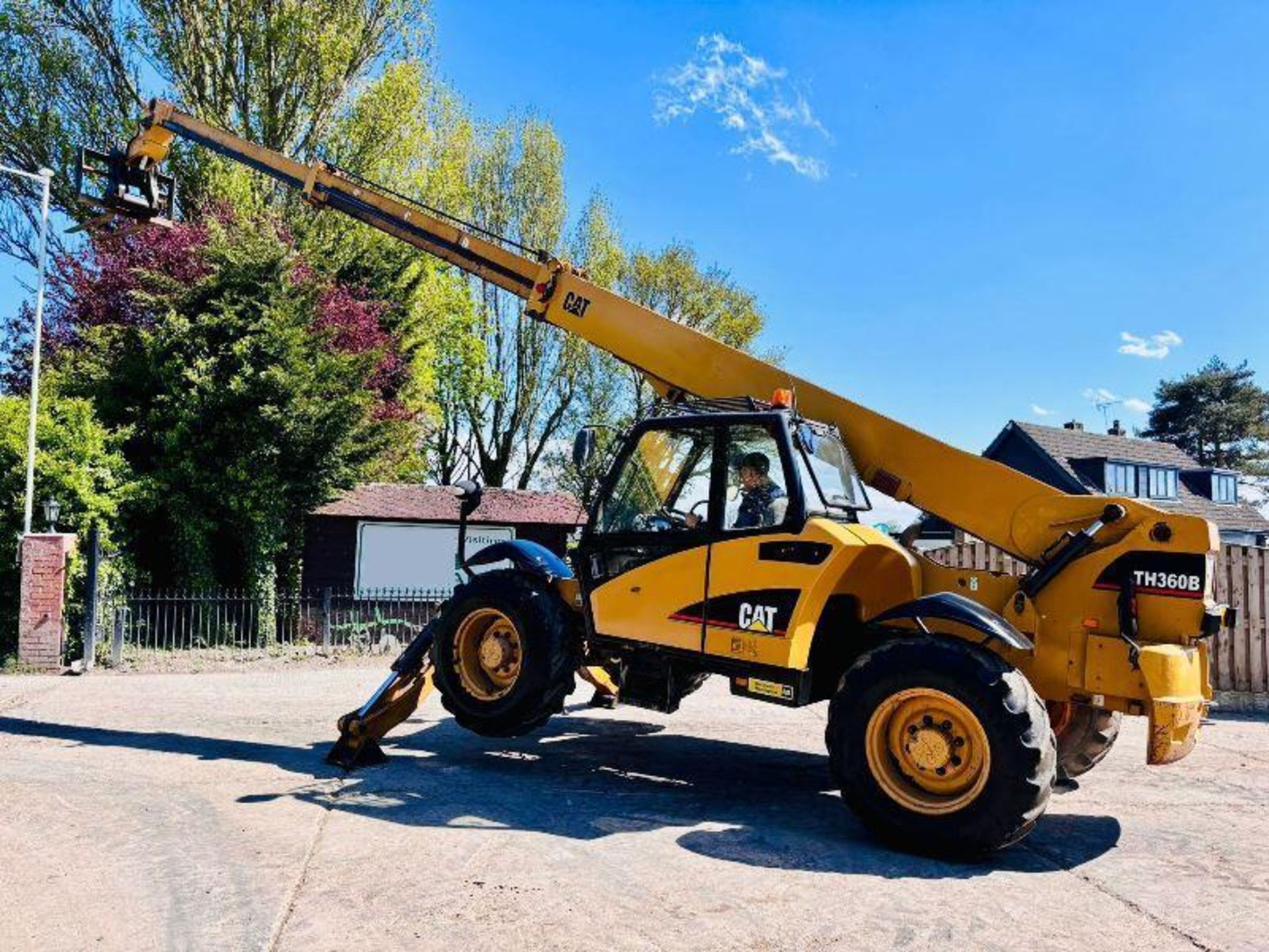 CATERPILAR TH360B 4WD TELEHANDLER *13.5 METER REACH* C/W PALLET TINES - Image 18 of 19