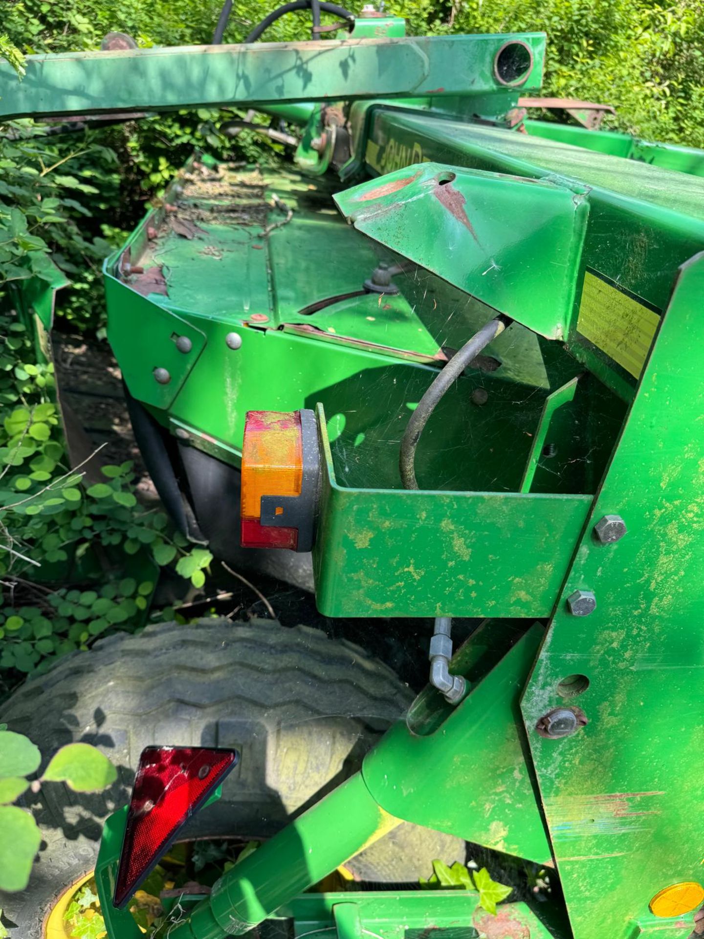 2010 JOHN DEERE 1365 TRACTOR MOWER - Image 6 of 8