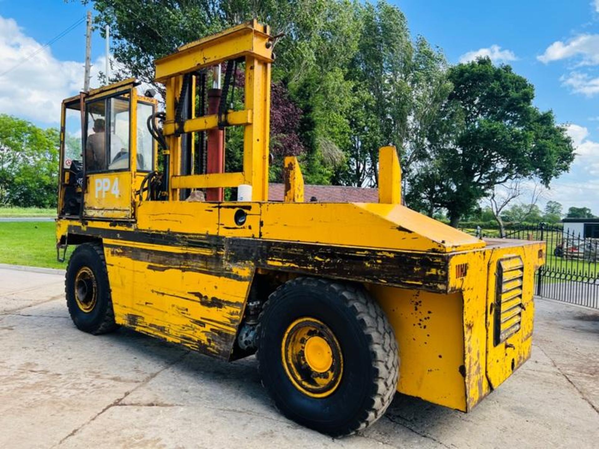 SSP SIDE LOAD DIESEL FORKLIFT C/W 2 X HYDRAULIC SUPPORT LEGS - Image 5 of 17