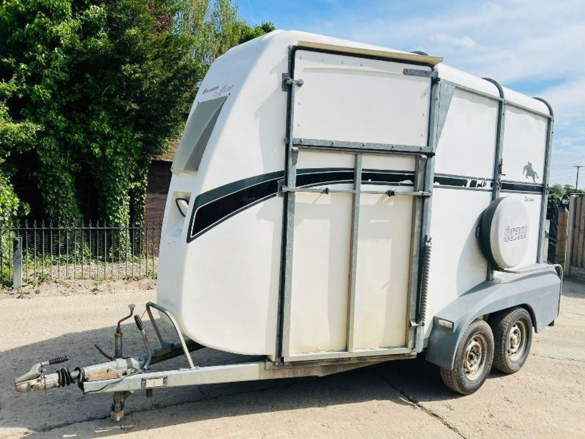 BATESON TWIN AXLE 2 STALL HORSE BOX C/W SADDLE STORAGE 