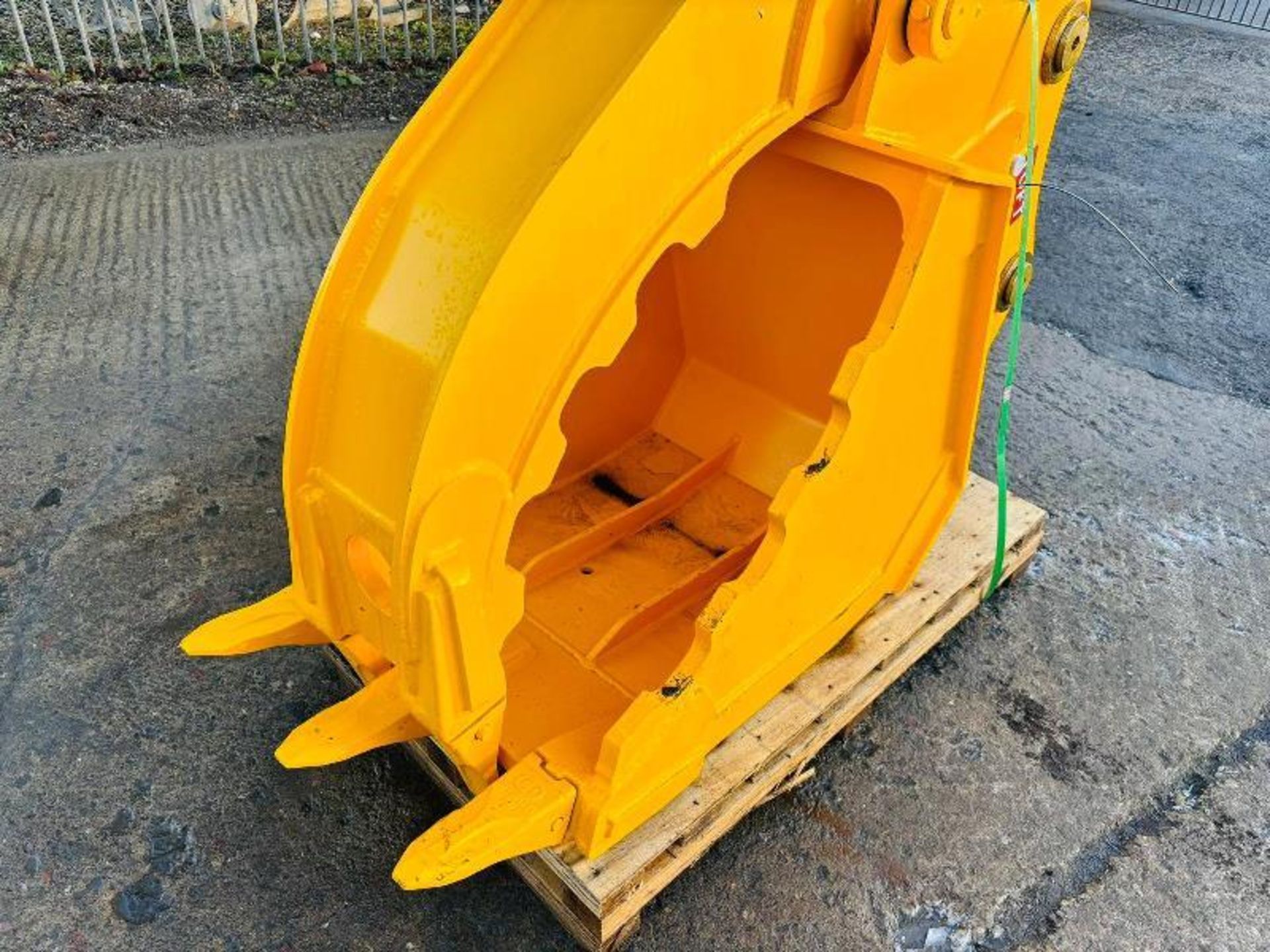 UNUSED TOFT06B THUMB BUCKET C/W 65MM PINS *YEAR 2023* TO SUIT 13 TON - Bild 2 aus 9