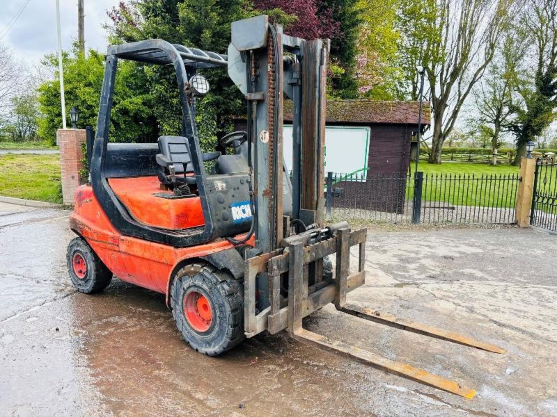 LINDE H30D DIESEL FORKLIFT C/W SIDE SHIFT & PERKINS ENGINE